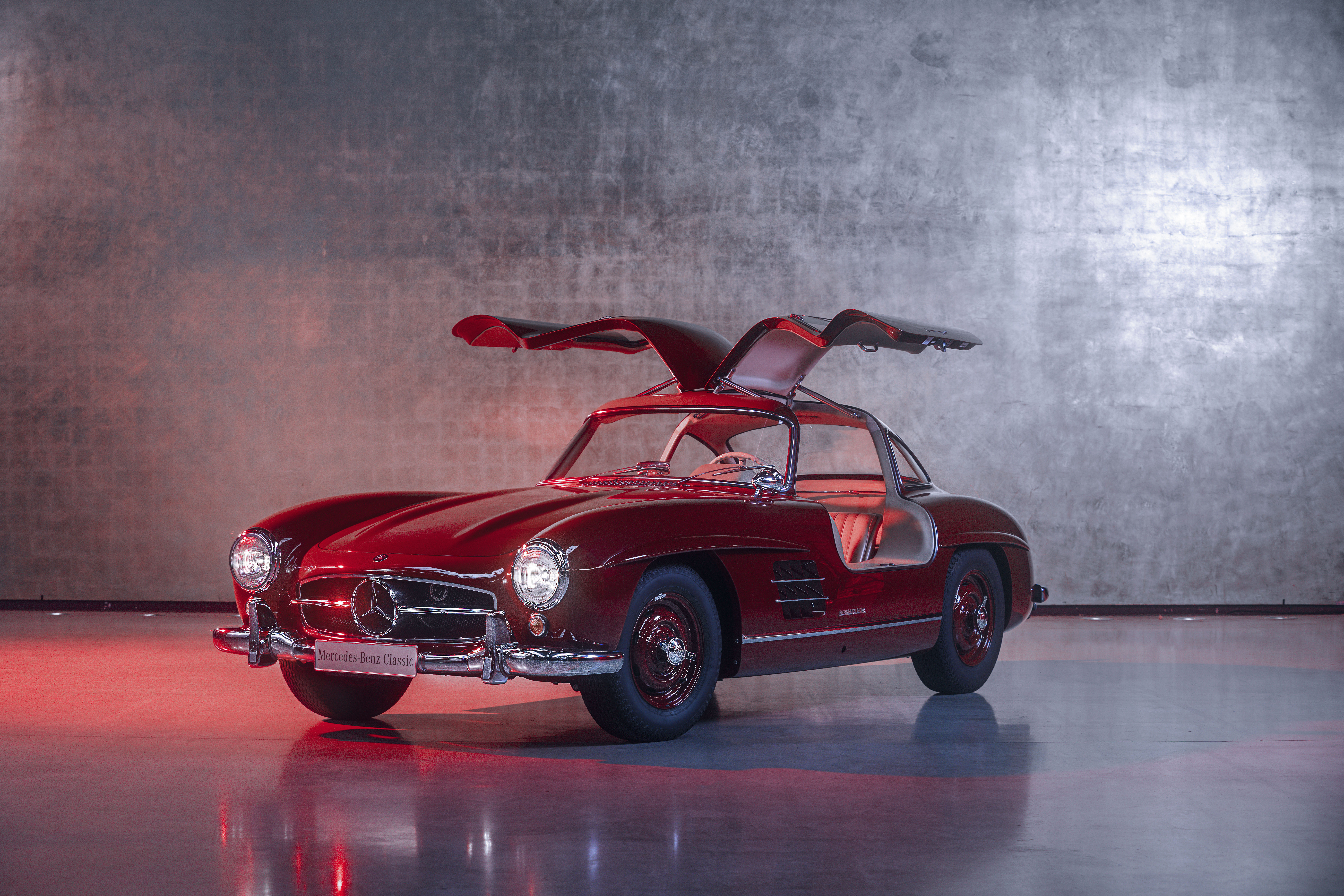 ปี 1954 | Mercedes-Benz 300 SL "Gullwing" | ประวัติความเป็นมาและโลกของแบรนด์ | เมอร์เซเดส-เบนซ์ Mercedes-Benz 300 SL Coupé (W 198) สี bordeaux red