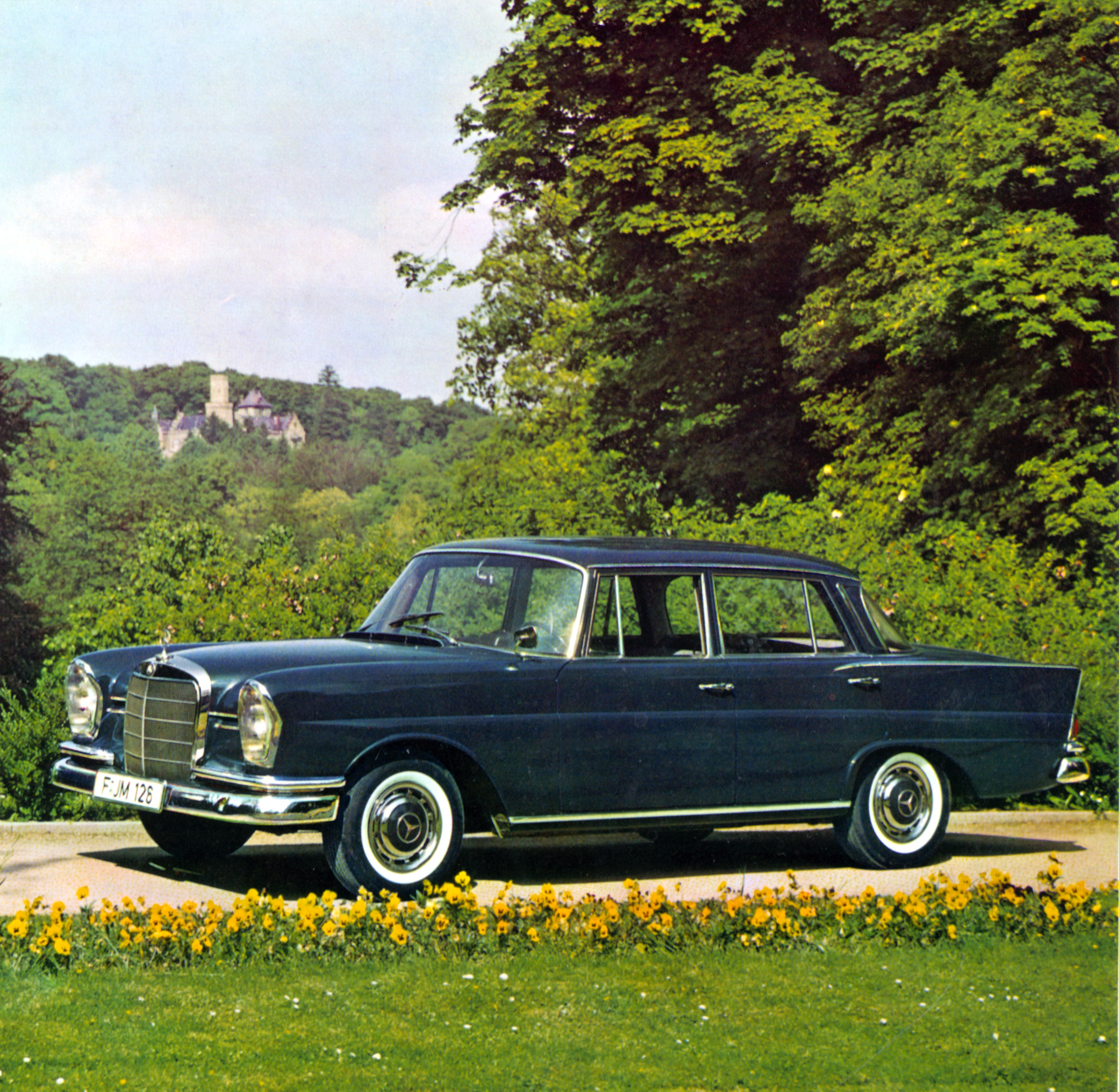 ปี 1959 | ตัวถังรถแห่งความปลอดภัยพร้อมบริเวณที่ยุบได้: Mercedes-Benz "ครีบท้ายรถ" (W 111) | ประวัติความเป็นมาและโลกของแบรนด์ | เมอร์เซเดส-เบนซ์ Mercedes-Benz รถยนต์ 220 SEb W 111