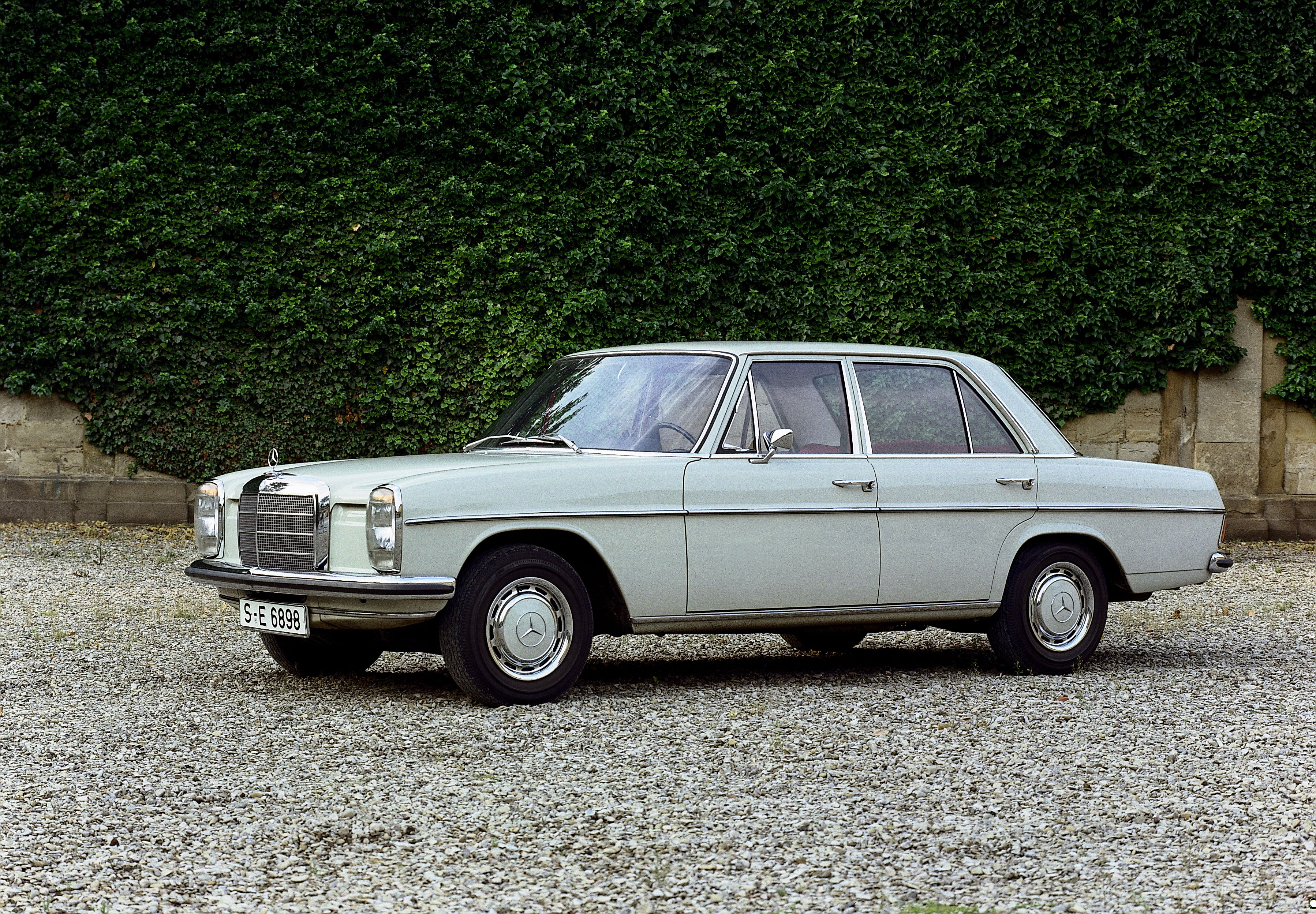 ปี 1968 | Mercedes-Benz "ทับ 8" | ประวัติความเป็นมาและโลกของแบรนด์ | เมอร์เซเดส-เบนซ์ Mercedes-Benz 200, W 115 "ทับ 8"