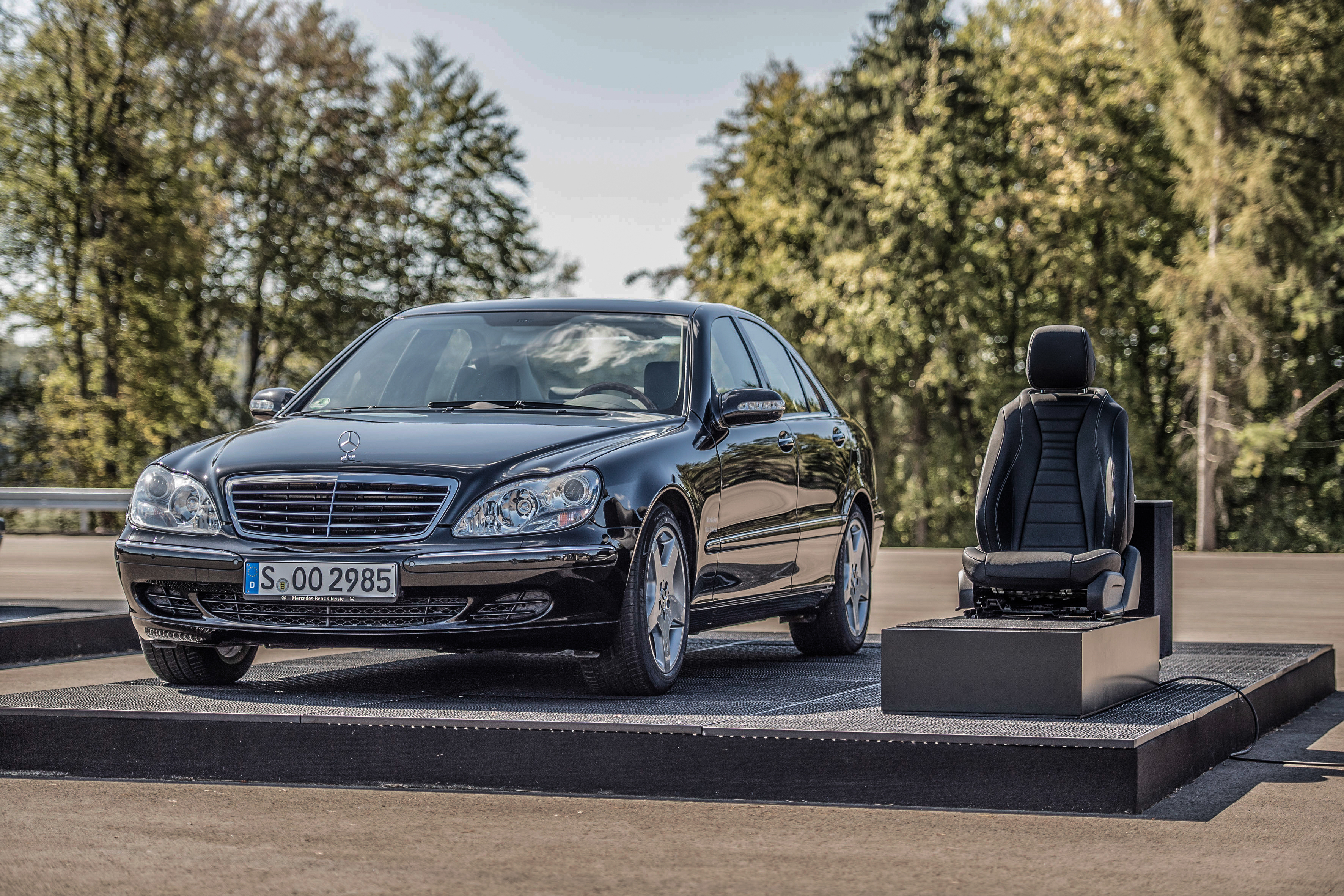 ปี 2002 | ระบบป้องกันผู้โดยสาร PRE-SAFE: Mercedes-Benz S-Class (รุ่นการผลิตรถยนต์ 220) | ประวัติความเป็นมาและโลกของแบรนด์ | เมอร์เซเดส-เบนซ์ การสาธิตทางสถิติของระบบปกป้องผู้โดยสารเชิงป้องกัน PRE-SAFE® (Mercedes-Benz S 350 4MATIC จากรุ่นการผลิตรถยนต์ 220)