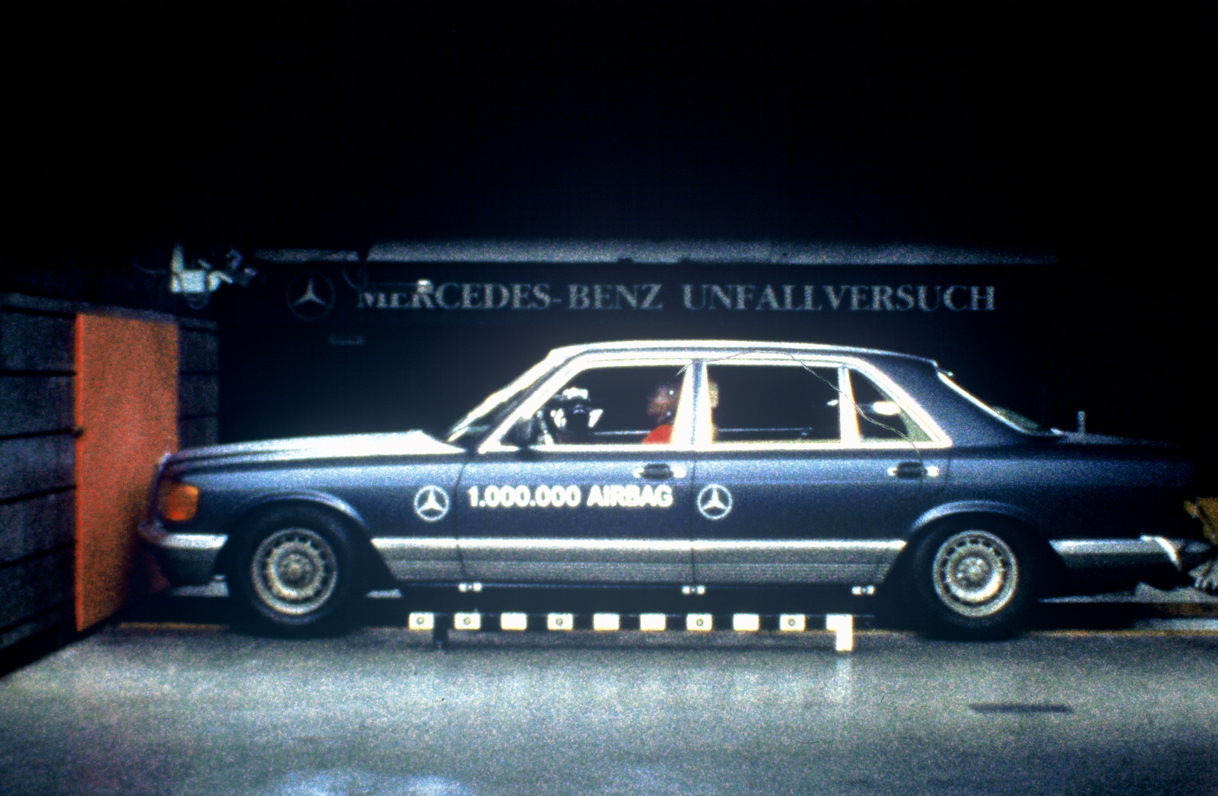 ปี 1981 | ถุงลมนิรภัยในรถยนต์ส่วนส่วนบุคคลมาตรฐาน: Mercedes-Benz S-Class (รุ่นการผลิตรถยนต์ 126) | ประวัติความเป็นมาและโลกของแบรนด์ | เมอร์เซเดส-เบนซ์ การทดสอบการชนของ 500 SEL (S-Class รุ่นการผลิตรถยนต์ 126) พร้อมถุงลมนิรภัยในการทดสอบการเกิดอุบัติเหตุของ Mercedes-Benz ใน Sindelfingen