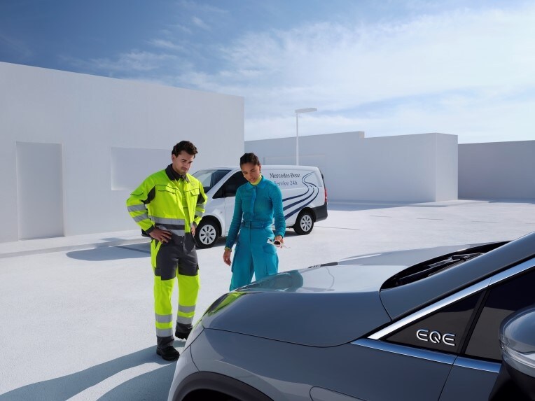 ศูนย์บริการซ่อมบำรุงและผู้ขับขี่ด้านหน้ารถยนต์ Mercedes-Benz