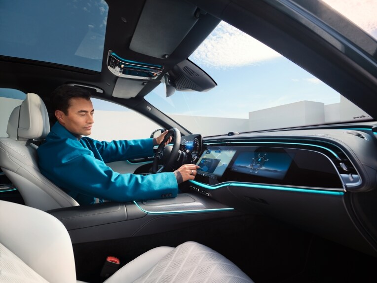 การแสดงผลและการค้นหาจุดสนใจภายในการออกแบบภายในของ Mercedes-Benz