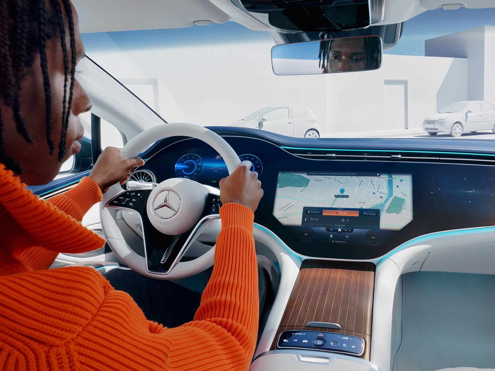 ผู้ชายคนหนึ่งใช้ระบบช่วยสั่งงานด้วยเสียง MBUX ในยานพาหนะของเขา