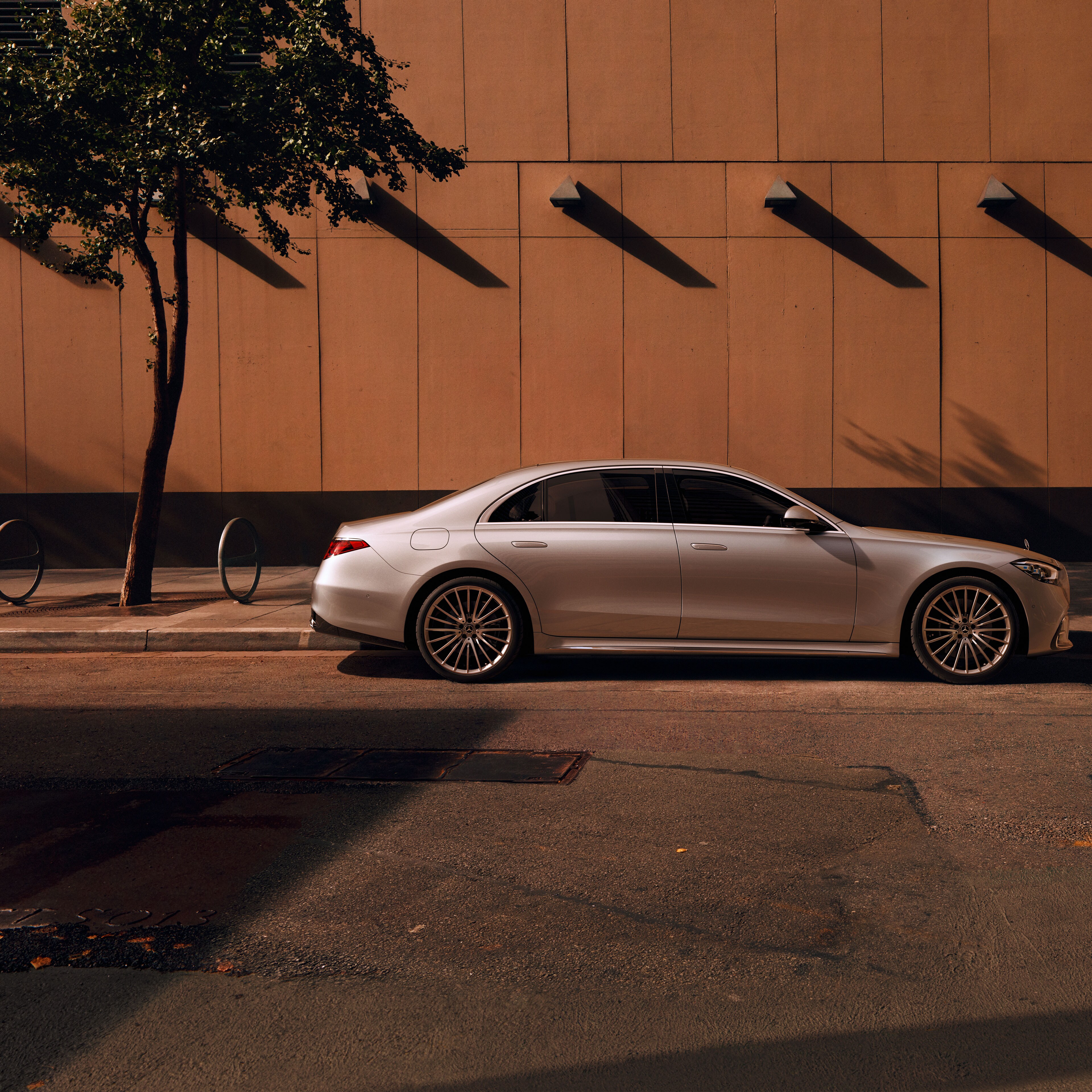 Mercedes-Benz S-Class Saloon ในมุมมองด้านข้าง