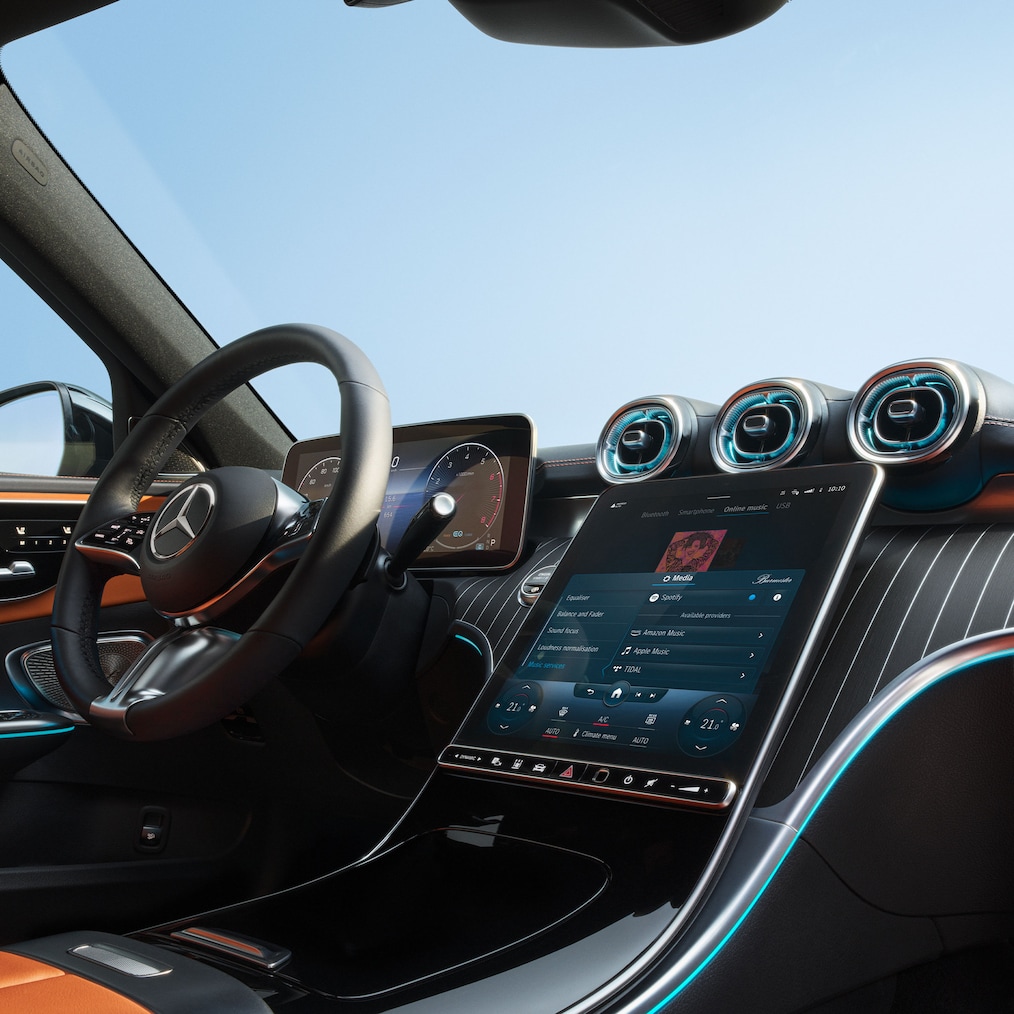 ภาพระยะใกล้ของห้องควบคุมการขับขี่พร้อมจอแสดงผลในรถยนต์ Mercedes-Benz C-Class
