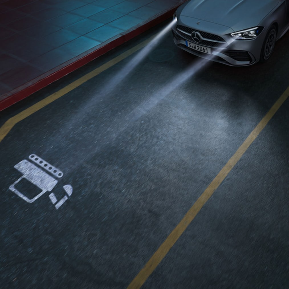 ภาพระยะใกล้ของระบบไฟหน้าแบบ DIGITAL LIGHT ของรถยนต์ Mercedes-Benz C-Class
