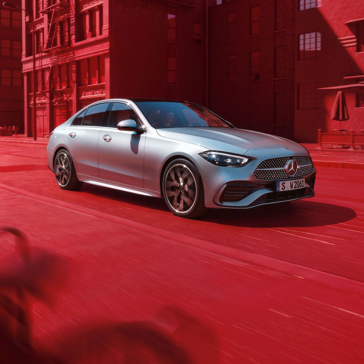 Mercedes-Benz C-Class Sedan ในมุมมองด้านหน้าแบบหันข้าง