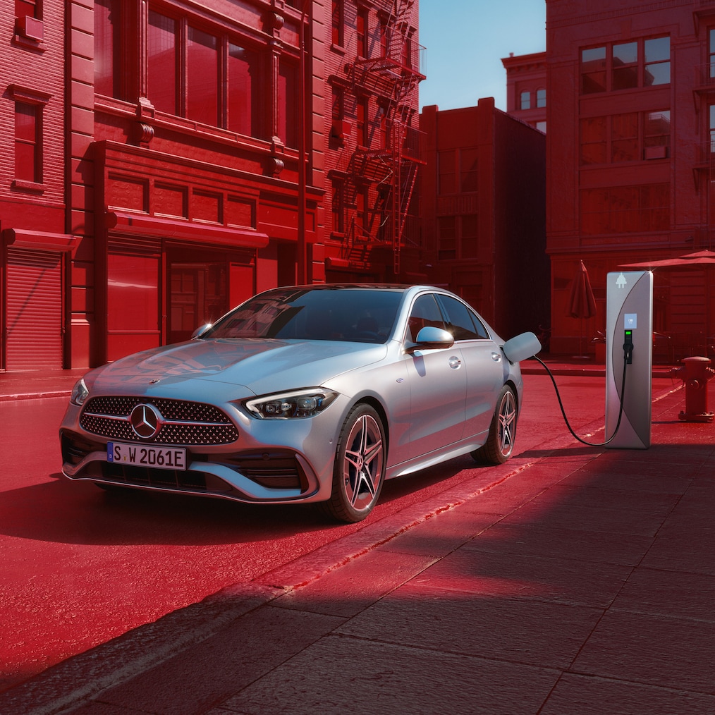 มุมมองแบบไดนามิกของรถยนต์ Mercedes-Benz C-Class Sedan (ภาพขณะขับขี่รถยนต์) หรือจอดอยู่ที่สถานีชาร์จพลังงาน