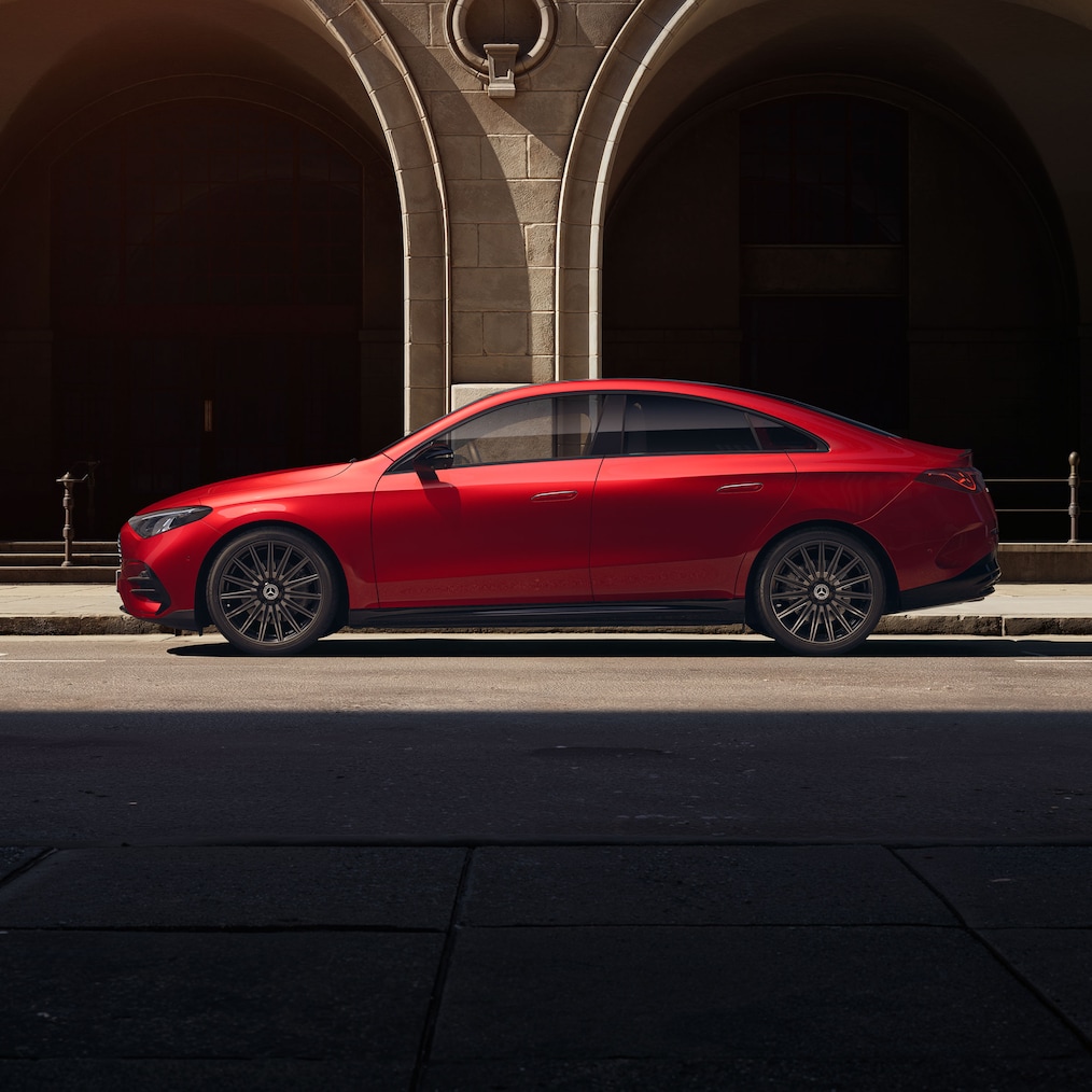 มุมมองด้านข้างด้านหน้าจากมุมมองที่สูงขึ้นเล็กน้อยเนื่องจากหลังคาแบบพาโนรามาของ Mercedes-Benz CLA C174