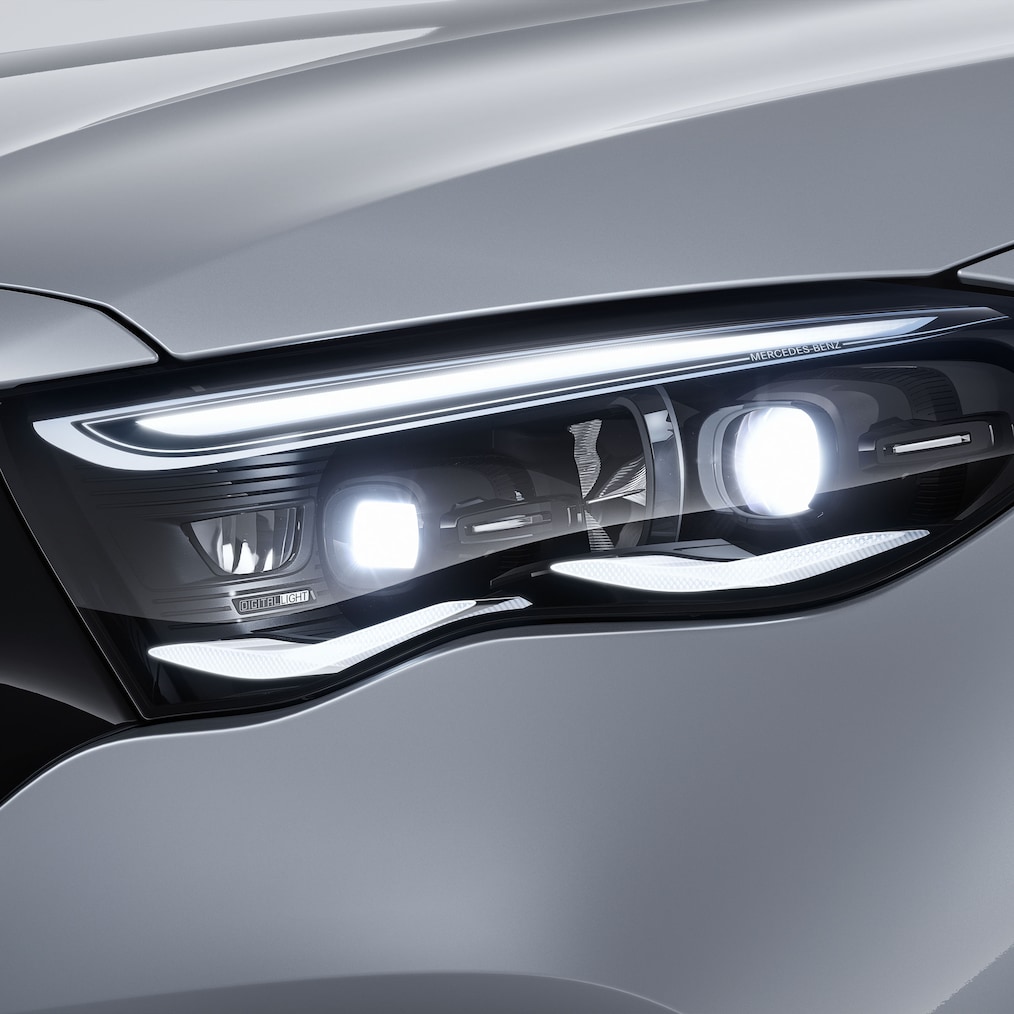 รถยนต์ E-Class Sedan จาก Mercedes-Benz ในมุมมองด้านหน้า