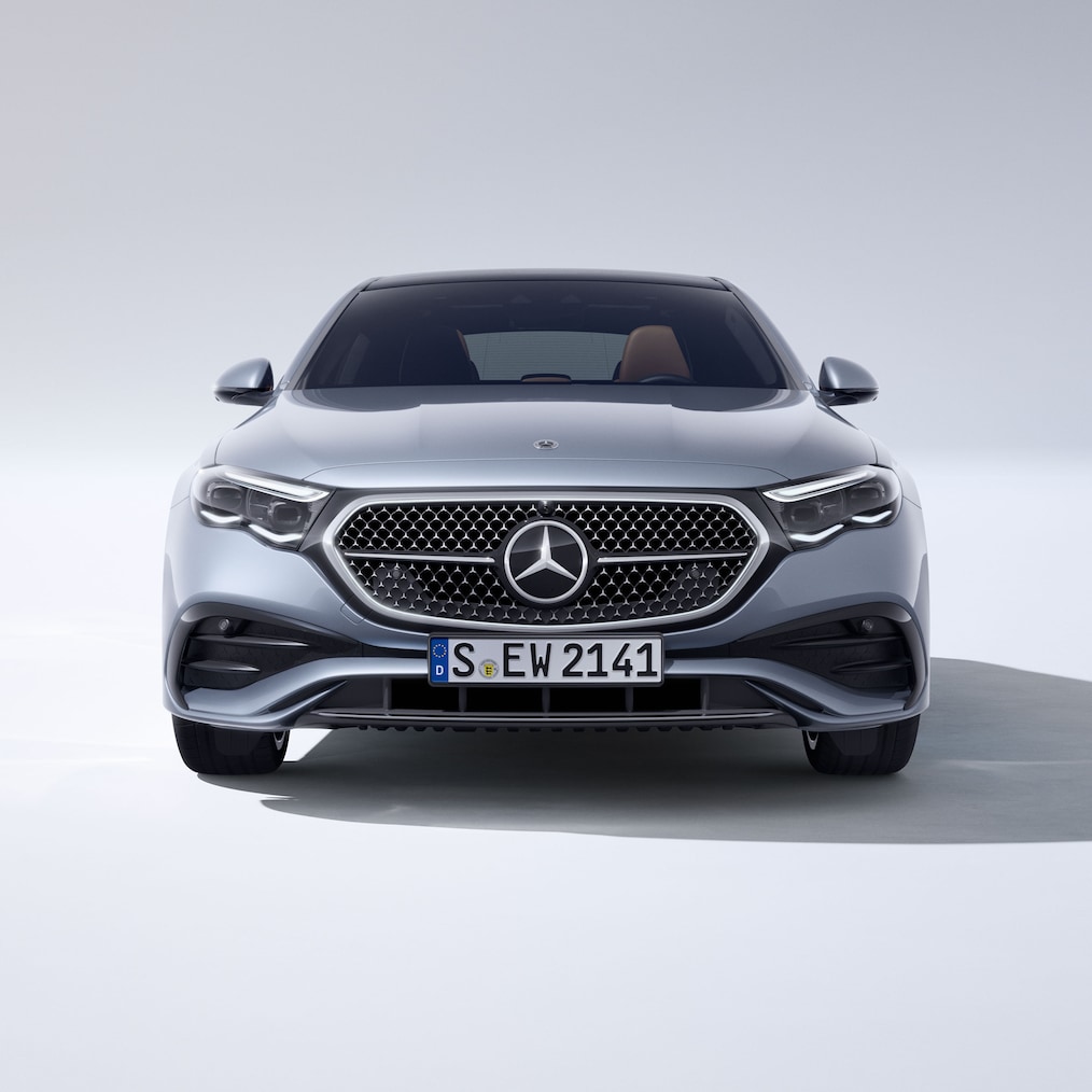 รถยนต์ E-Class Sedan จาก Mercedes-Benz ในมุมมองด้านหน้า