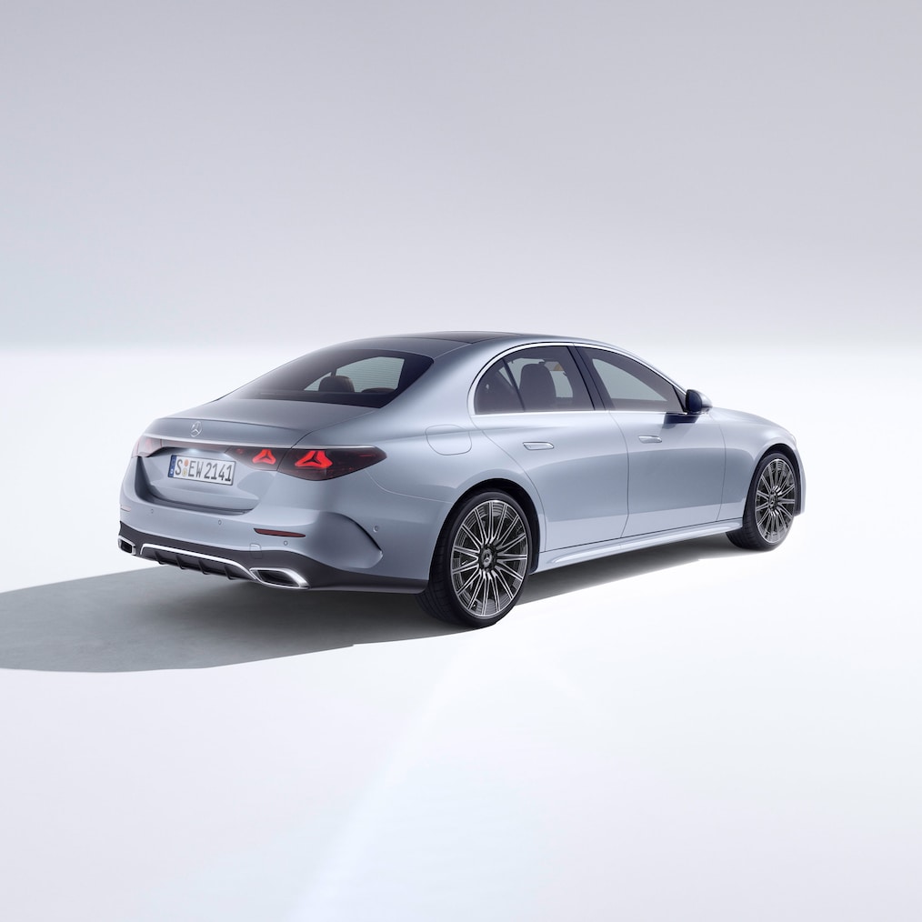 รถยนต์ E-Class Sedan: มุมมองด้านหลังแบบหันข้างของรถยนต์หรูจาก Mercedes-Benz
