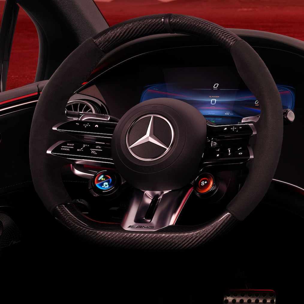 ปุ่มบนพวงมาลัย AMG ในการออกแบบภายในของ Mercedes-AMG EQE Sedan