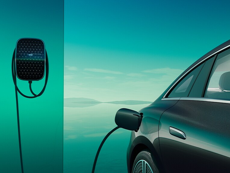 EQE Sedan จาก Mercedes-EQ กำลังชาร์จไฟที่ Mercedes Benz Wallbox