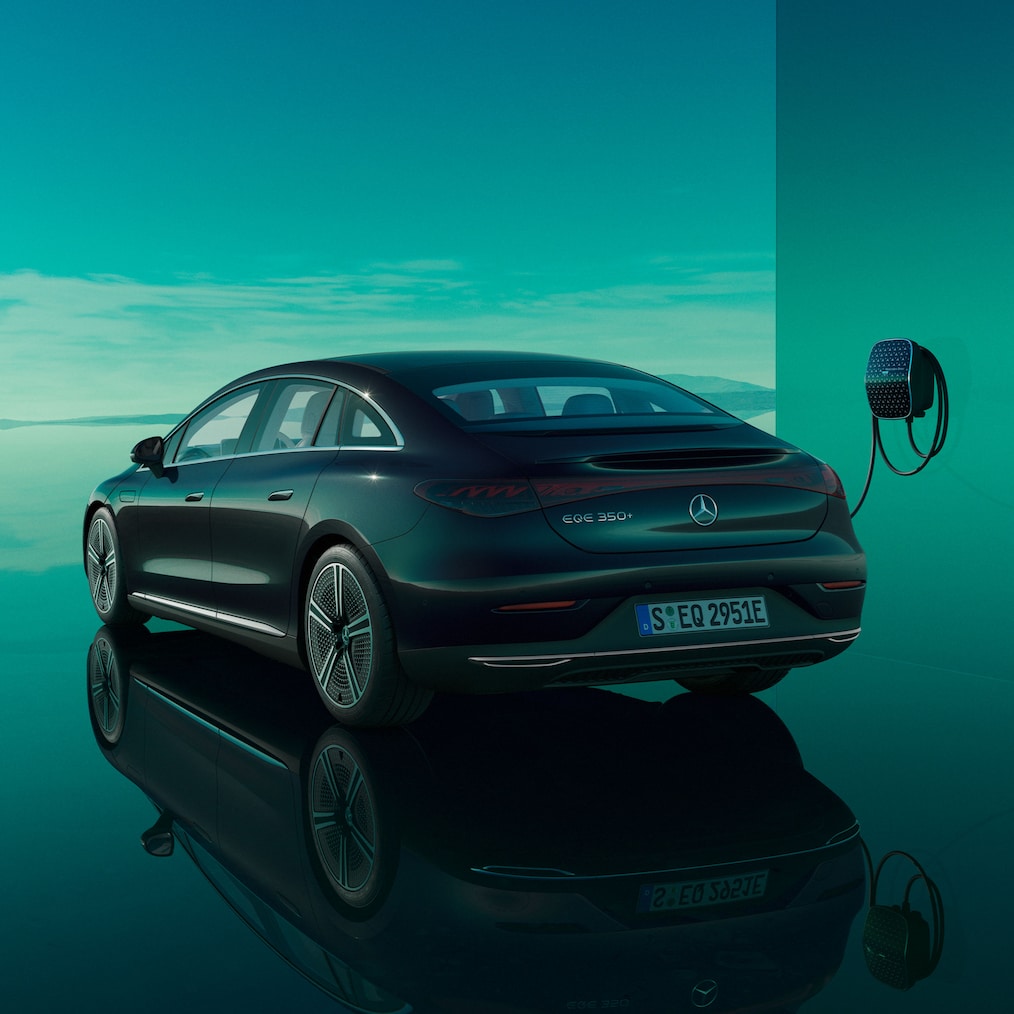 EQE Sedan กำลังชาร์จไฟที่ Mercedes-Benz Wallbox ที่จำหน่ายแยกต่างหาก
