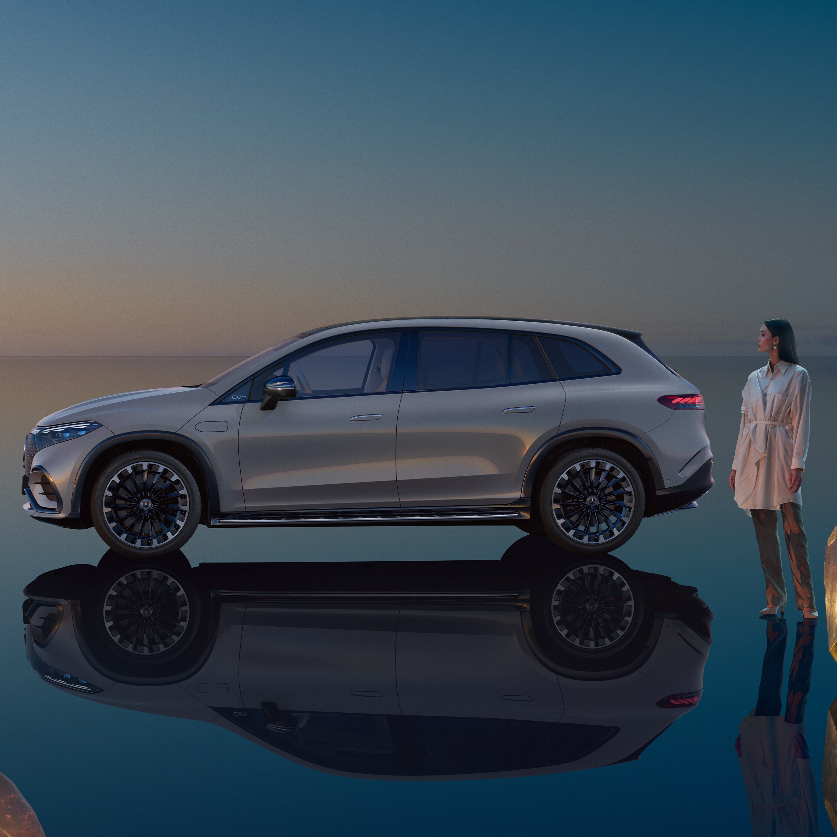 The Mercedes-Benz EQS SUV in a side perspective.