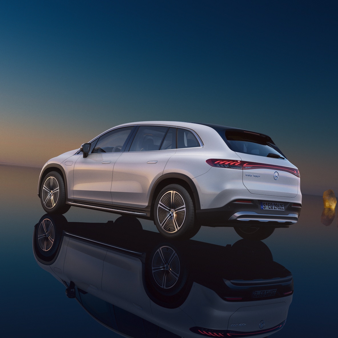 รถยนต์ SUV Mercedes-Benz EQS จากมุมมองของผู้ขับขี่