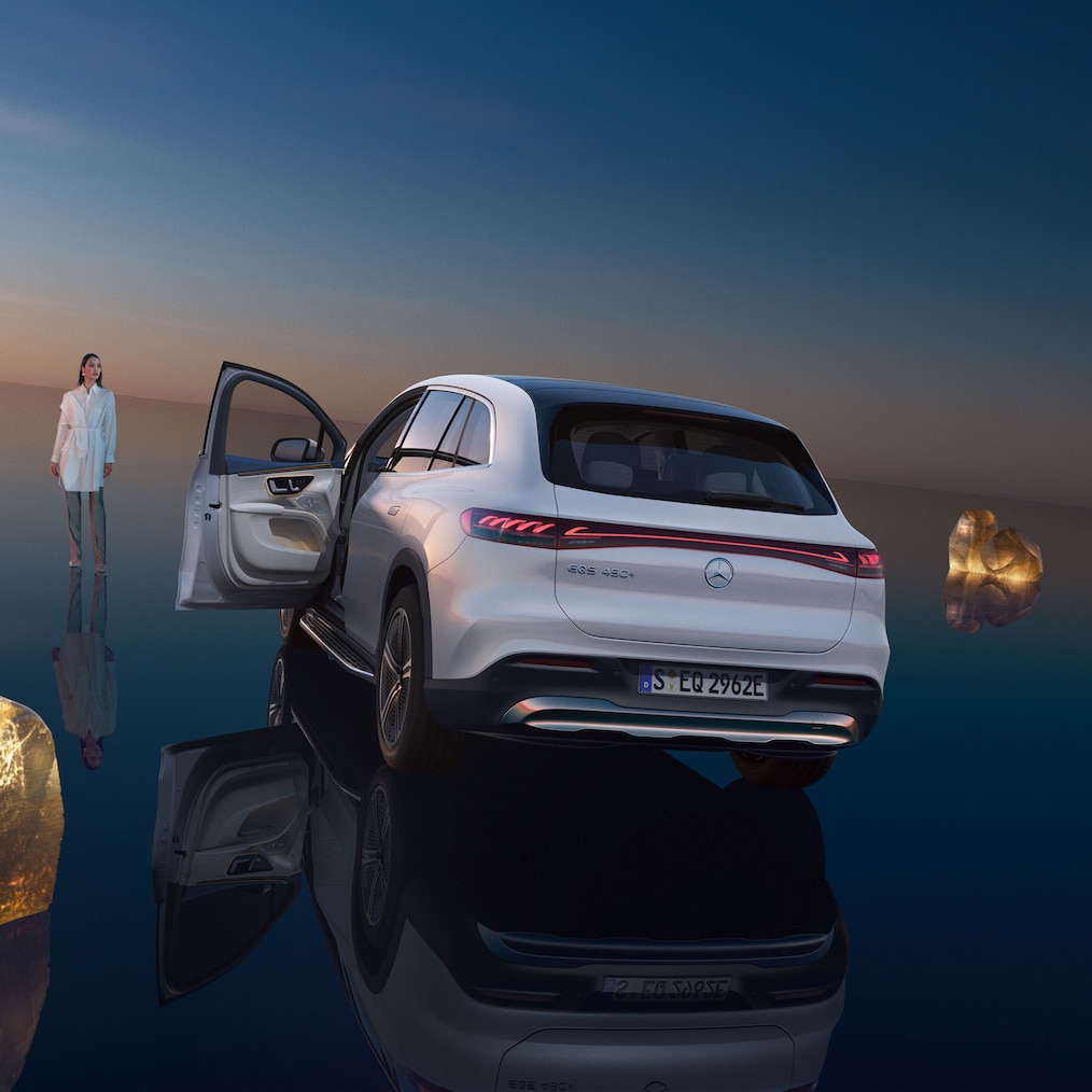 มุมมองด้านหลังของรถยนต์ SUV EQS โดยที่ประตูคนขับเปิดอยู่