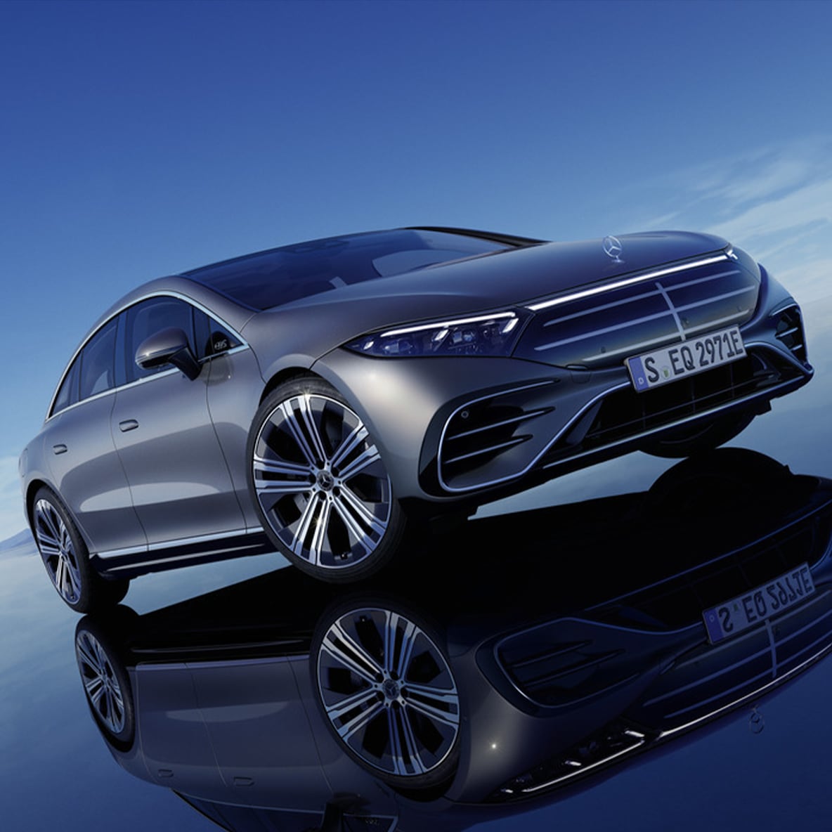 มุมมองด้านหน้าแบบหันข้างของรถยนต์ EQS Sedan จาก Mercedes-Benz