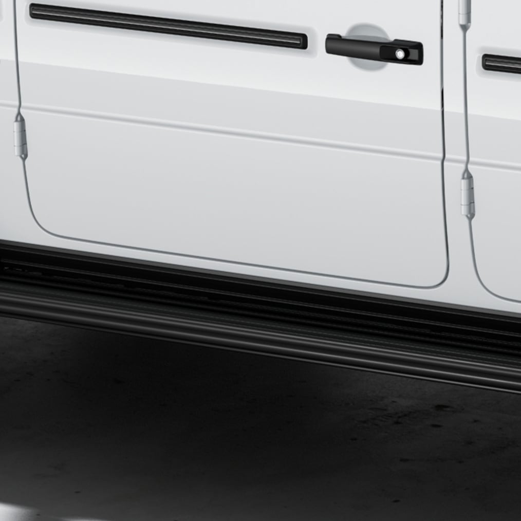 มุมมองด้านหลังด้านข้าง (จากด้านบน) ของ Mercedes-Benz G 450 d พร้อมบันไดด้านข้างรถยนต์จาก MANUFAKTUR สีดำ