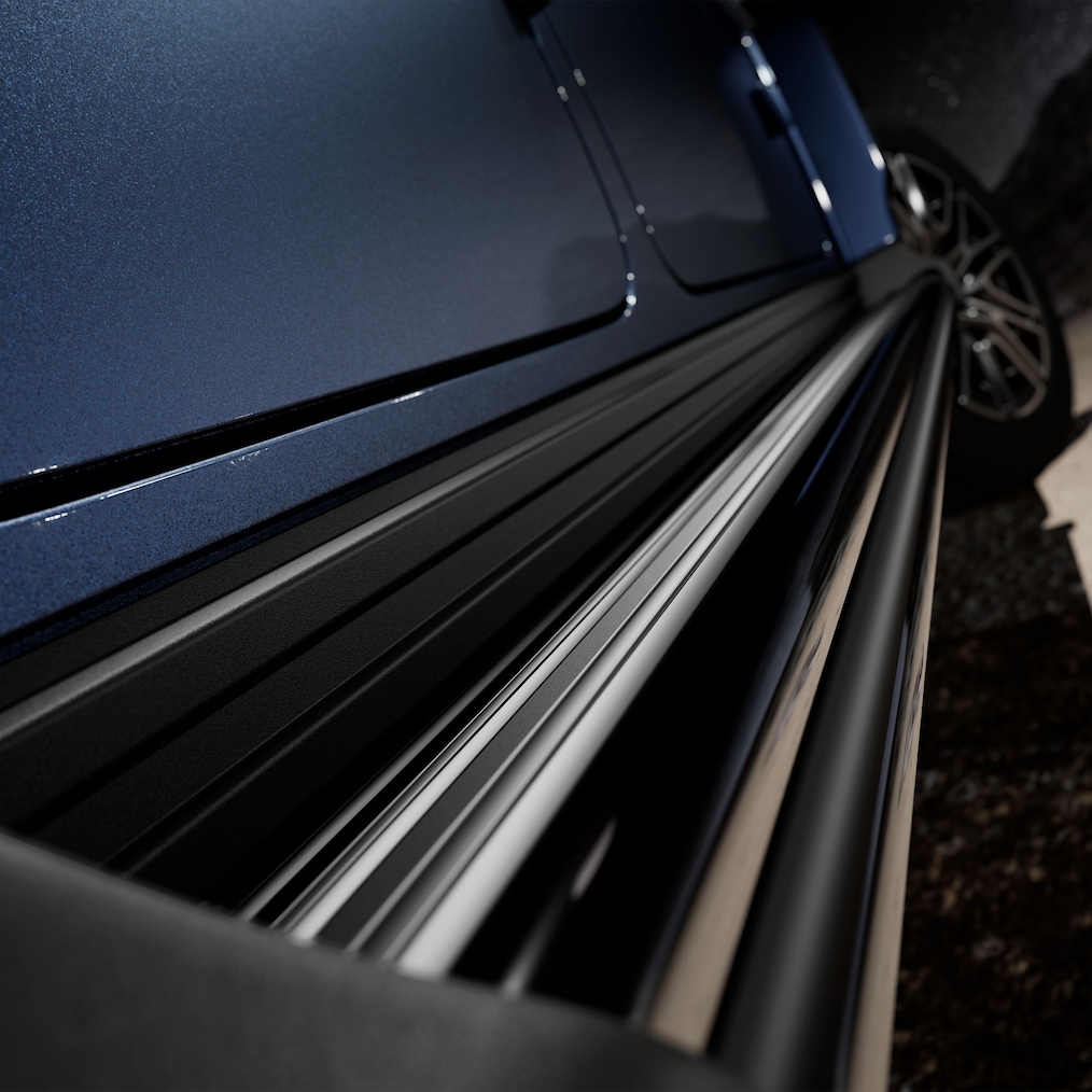 มุมมองด้านหลังด้านข้าง (จากด้านบน) ของ Mercedes-Benz G 450 d พร้อมบันไดด้านข้างรถยนต์จาก MANUFAKTUR สีดำ