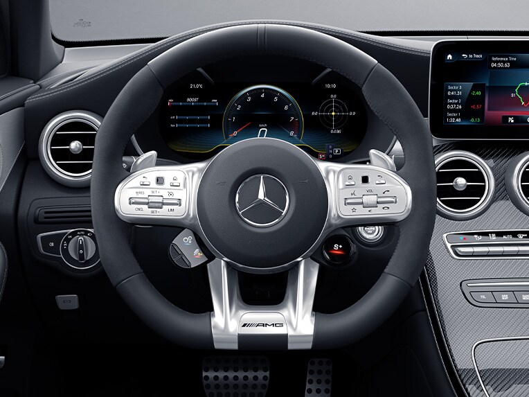 ห้องผู้ขับขี่ พร้อมกับพวงมาลัย AMG Performance หุ้มด้วยหนัง Nappa / ไมโครไฟเบอร์ DINAMICA ของ Mercedes-AMG GLC-Class Coupé