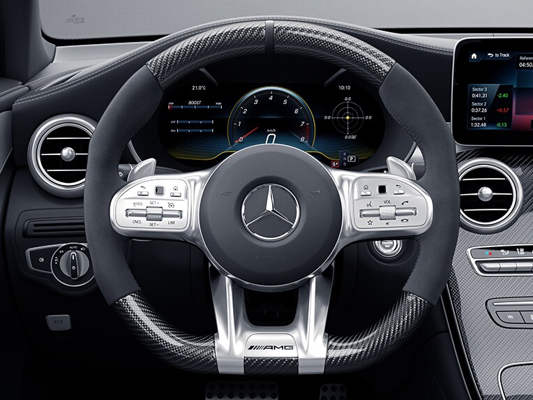 ห้องผู้ขับขี่ พร้อมกับพวงมาลัย AMG Performance ทำจากคาร์บอน / หุ้มด้วยไมโครไฟเบอร์ DINAMICA ของ Mercedes-AMG GLC-Class Coupé