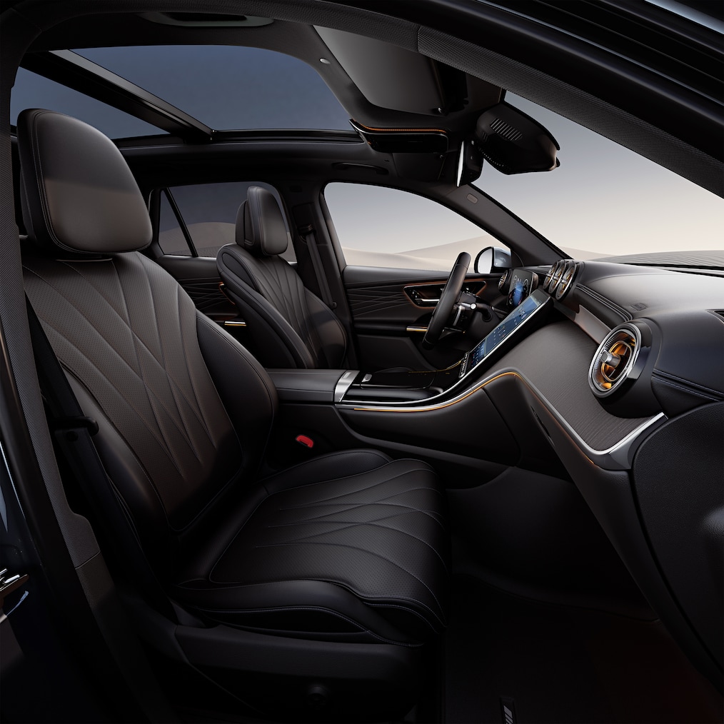 ภาพระยะใกล้ของห้องควบคุมการขับขี่พร้อมจอแสดงผลภายในรถยนต์ Mercedes-Benz GLC