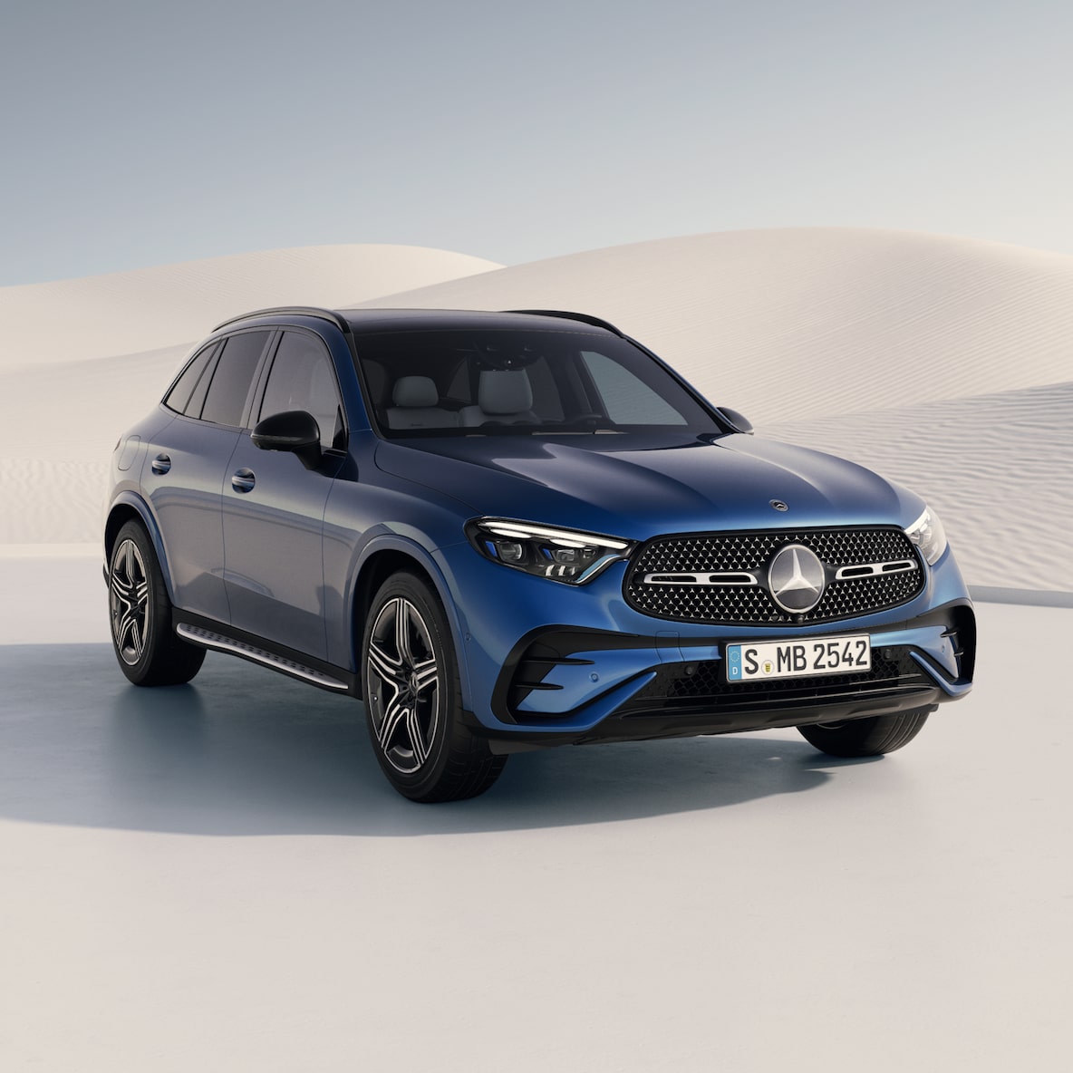 มุมมองด้านหน้าแบบหันข้างของรถยนต์ Mercedes-Benz GLC