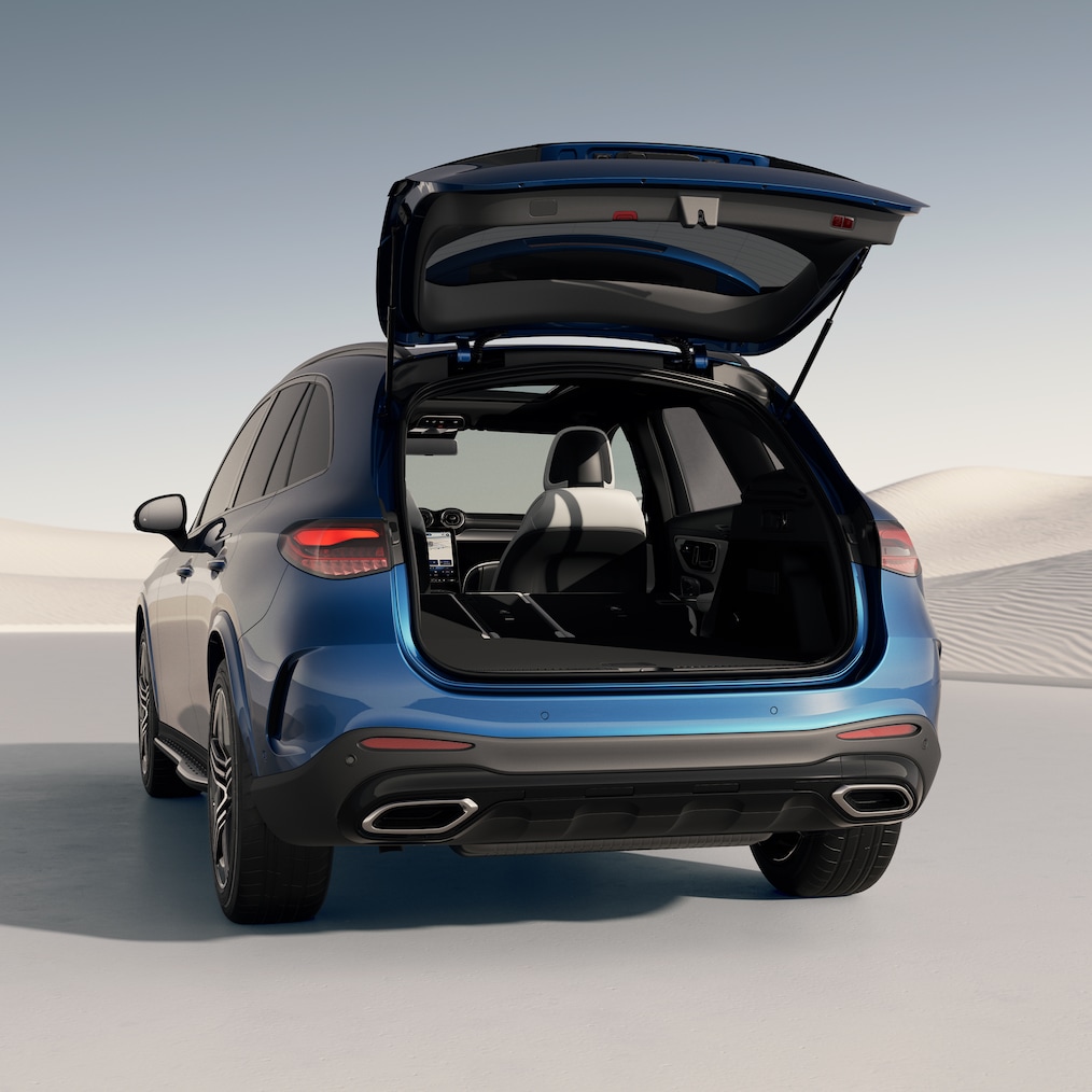 มองผ่านประตูท้ายรถที่เปิดอยู่เข้าไปในช่องเก็บสัมภาระที่กว้างขวาง