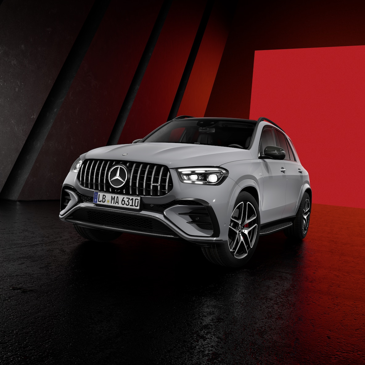 มุมมองด้านหน้าแบบหันข้างของรถยนต์ GLE SUV จาก Mercedes-AMG (หรือ AMG GLE SUV ทั้งสามรุ่น)