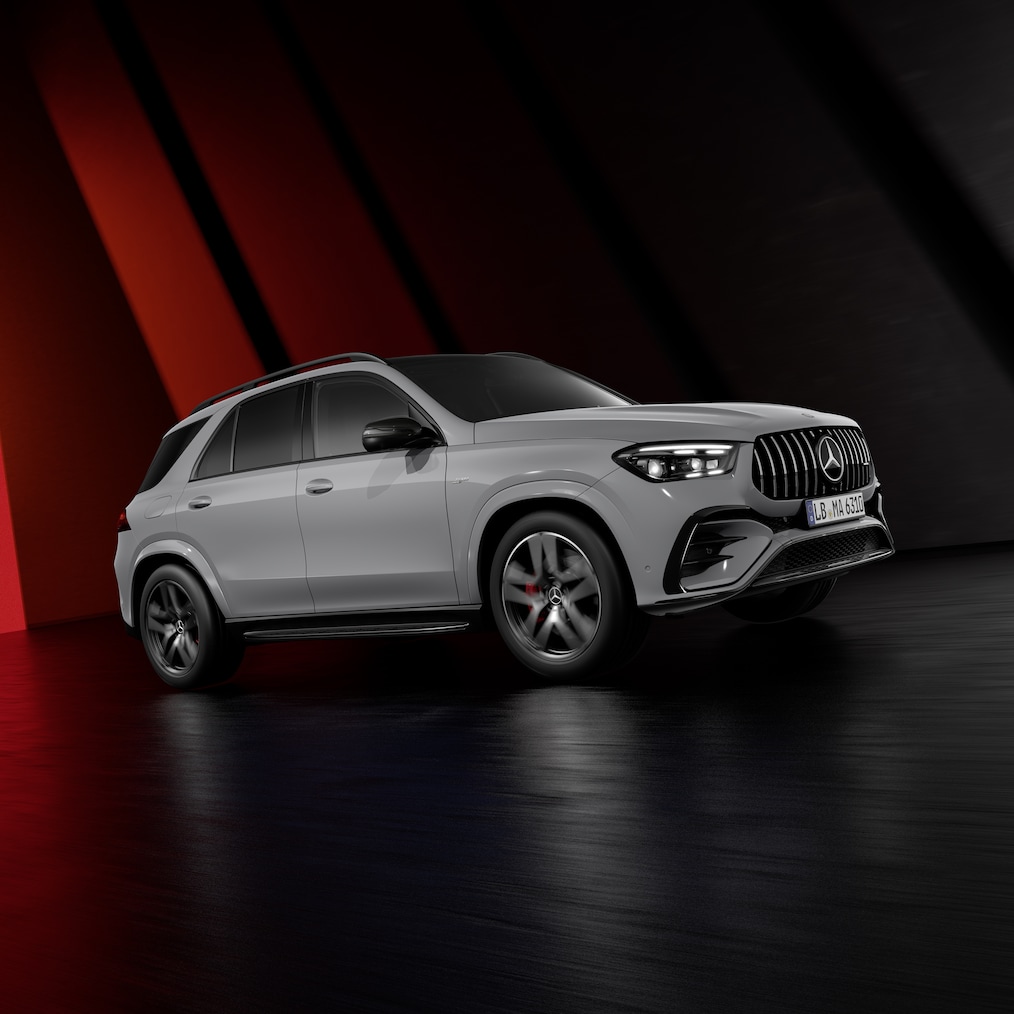 มุมมองแบบไดนามิกของรถยนต์ Mercedes-AMG GLE SUV (ภาพขณะขับขี่) หรือรถยนต์ทั้งสามรุ่นเมื่อจอดเทียบกัน