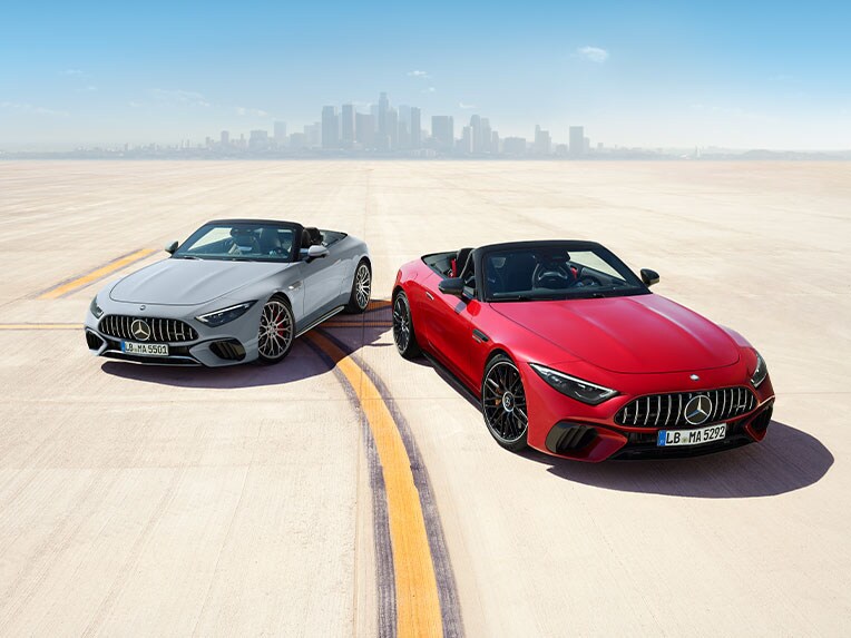 มุมมองด้านหน้าของ Mercedes-AMG SL Roadster สองคัน