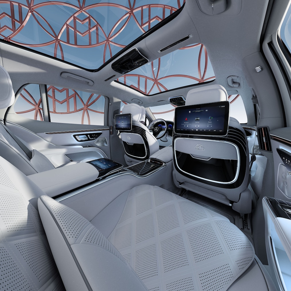 มองผ่านประตูที่เปิดอยู่ฝั่งผู้โดยสารเข้าสู่ส่วนท้ายของรถยนต์ที่กว้างขวางและสะดวกสบาย