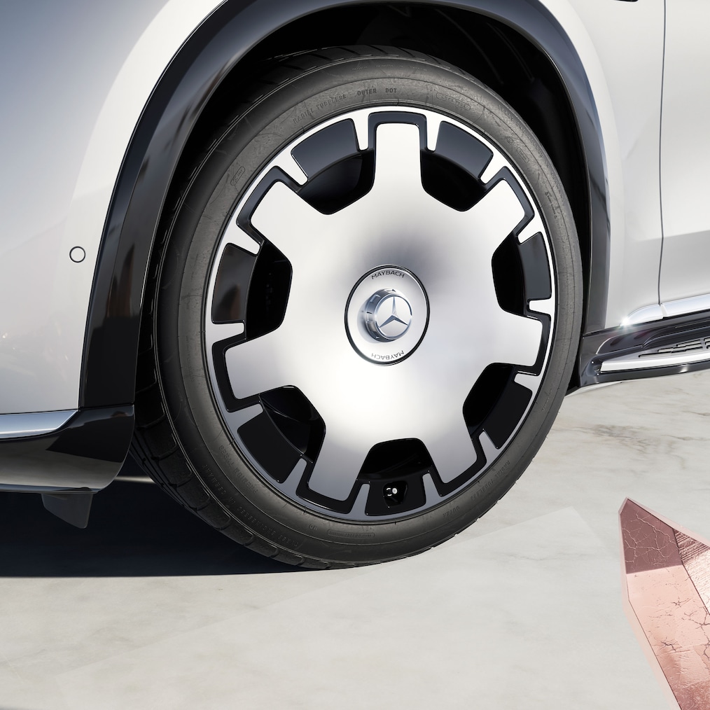 ภาพระยะใกล้ของล้อหน้าซ้าย (ล้อหลอม Maybach 5 รู ขนาด 53.3 ซม. (21 นิ้ว), 88R)