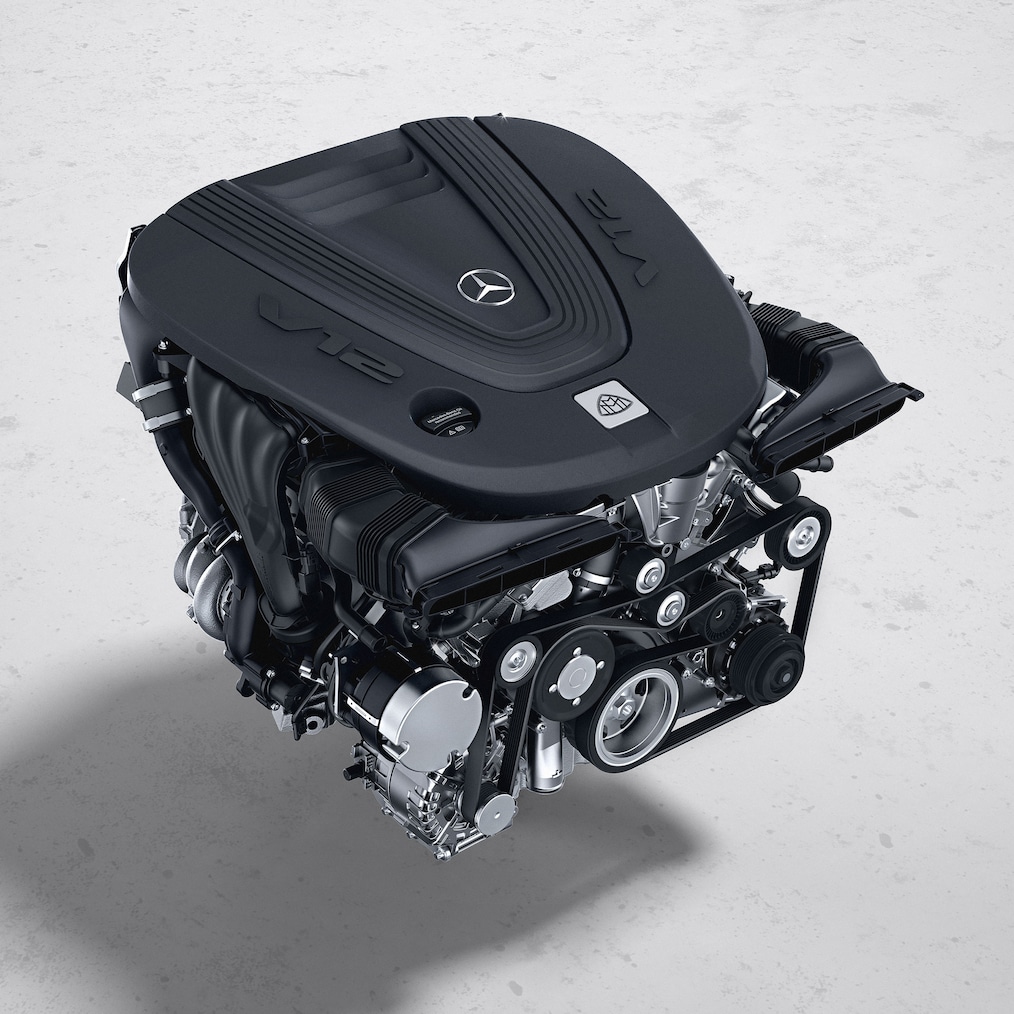 ตราสัญลักษณ์ V12 บนบังโคลนหน้าของรถยนต์ Mercedes-Maybach S 680