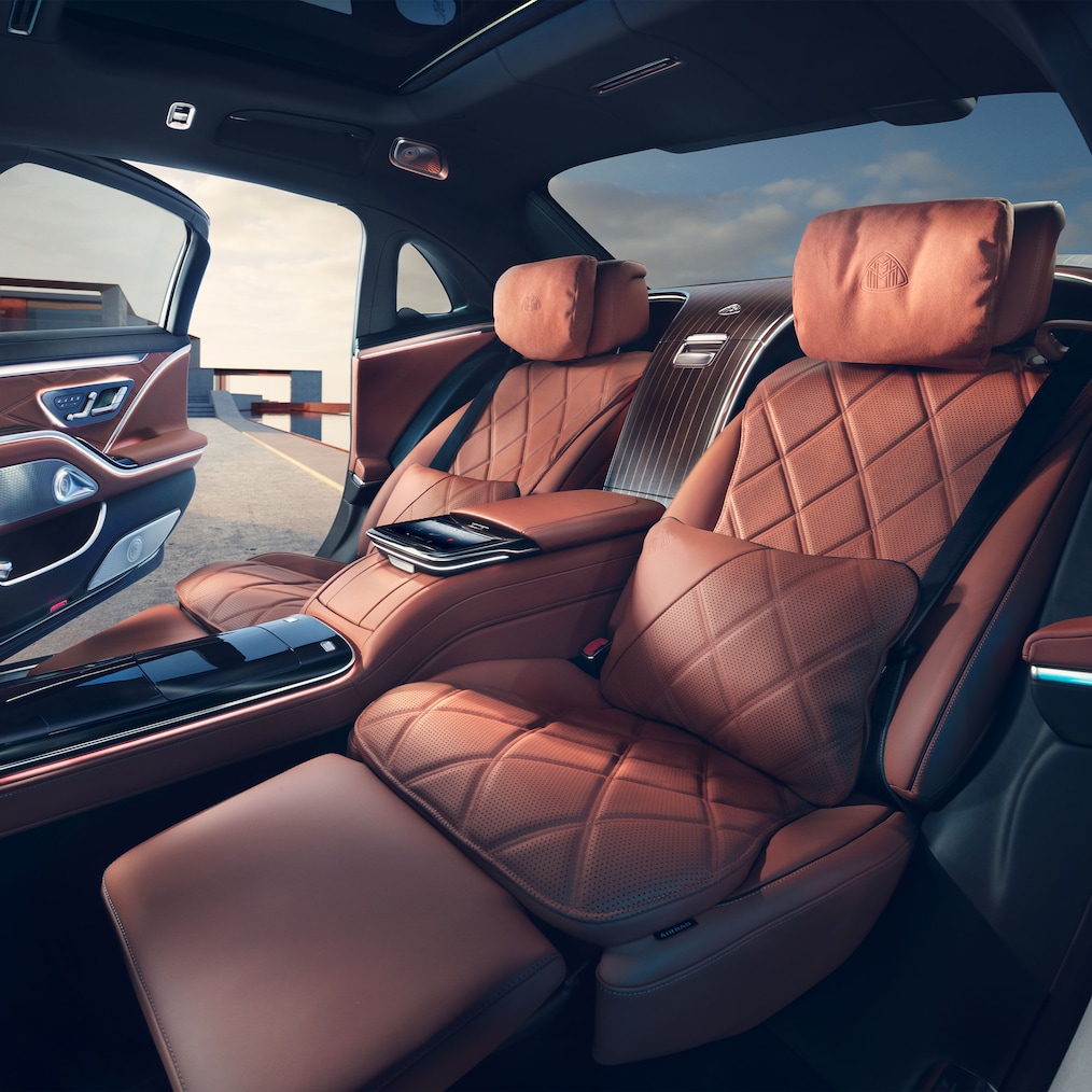 ห้องโดยสารด้านหลังพร้อมที่นั่งแบบ Executive ของรถยนต์ S-Class จาก Mercedes-Maybach