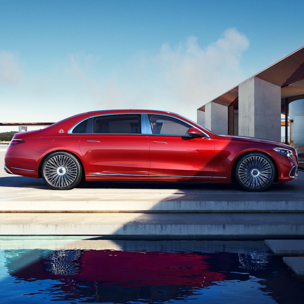 มุมมองด้านข้างของรถยนต์ S-Class จาก Mercedes-Maybach