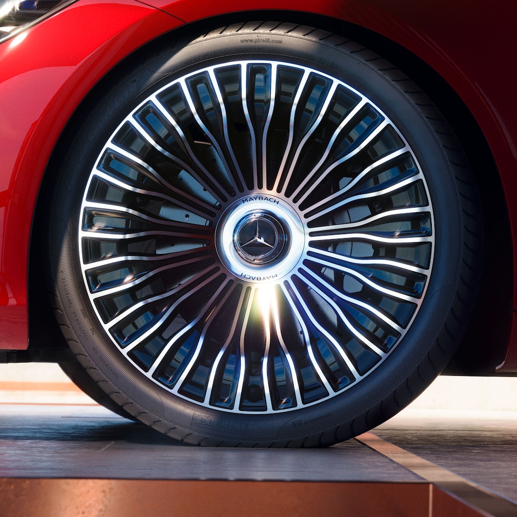 มุมมองด้านข้างโดยละเอียดของล้อรุ่นพิเศษเฉพาะของ Maybach