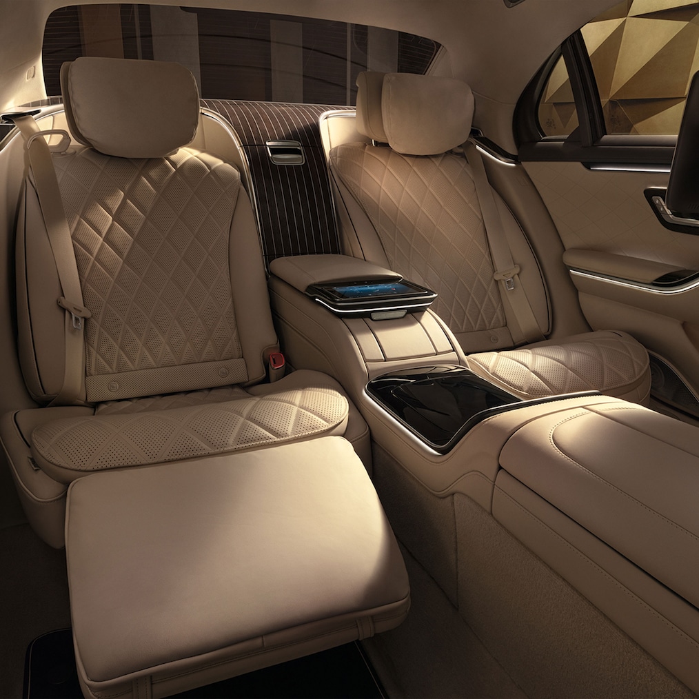 ห้องโดยสารด้านหลังแบบ First-Class พร้อมแท็บเล็ต MBUX ด้านหลังภายใน Mercedes-Benz S-Class Sedan รุ่นความยาวแบบ Long