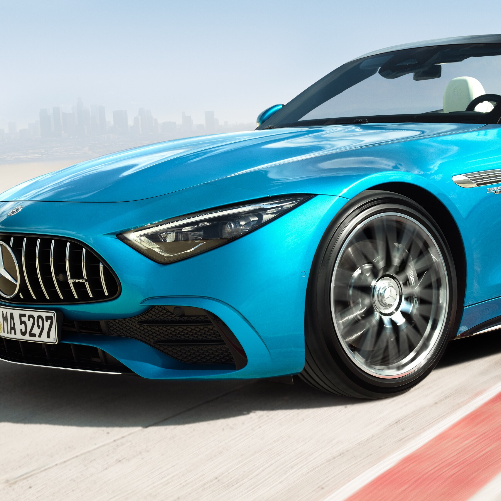 มุมมองด้านหน้าแบบหันข้างของ Mercedes-AMG SL Roadster