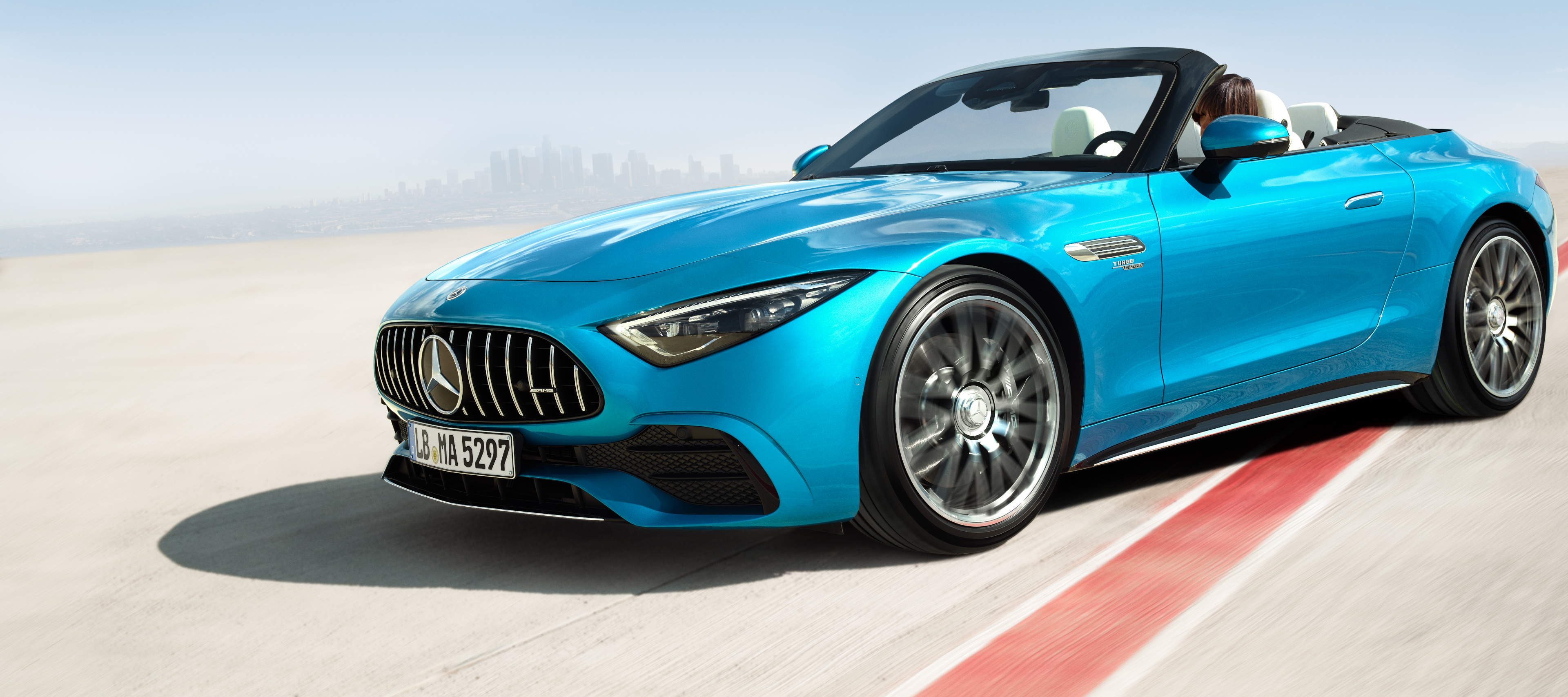 การลีสซิ่งและการซื้อ | SL Roadster | Mercedes-AMG มุมมองด้านหน้าแบบหันข้างของ Mercedes-AMG SL Roadster