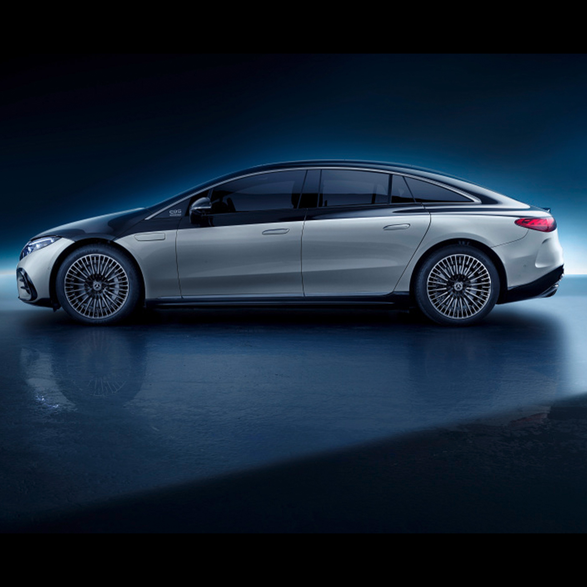 "ลูกค้าของเรามักจะเติมเต็มความฝันที่รอคอยมานานเมื่อพวกเขาได้ครอบครอง Mercedes-Benz" | การออกแบบและแนวคิดรถยนต์ | เมอร์เซเดส-เบนซ์ มุมมองด้านข้างของ EQS จาก Mercedes-EQ