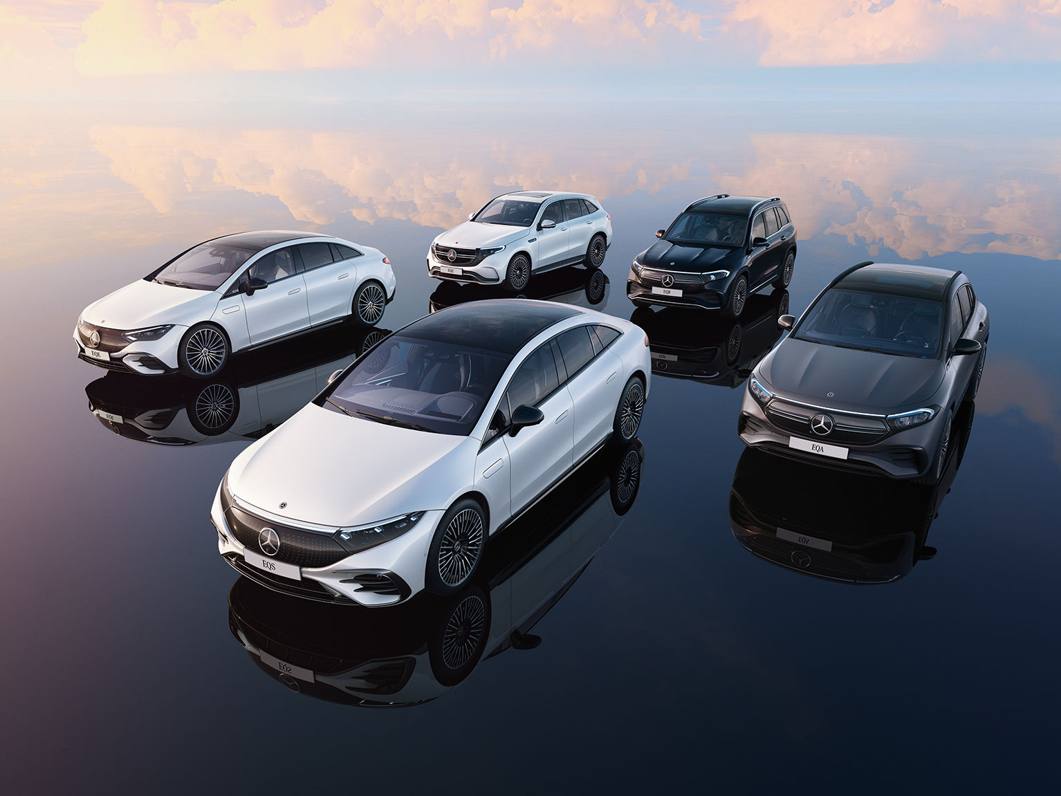 Mercedes-Benz charging solutions for business customers Various electric passenger car models from Mercedes-Benz standing side-by-side in fleets