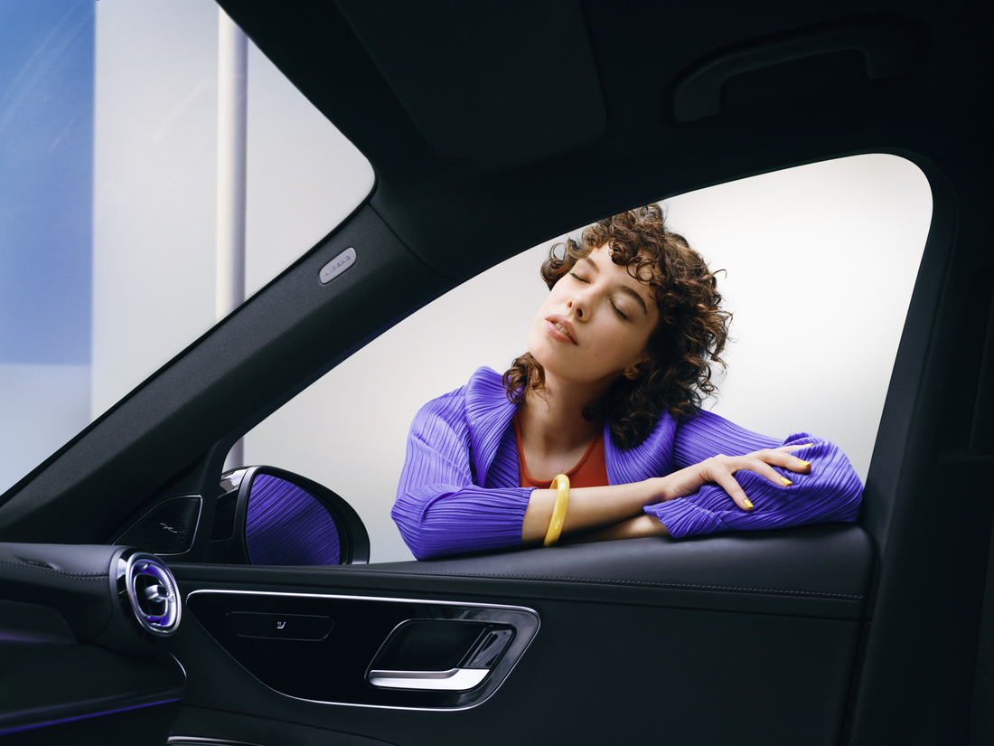 ผลิตภัณฑ์เพิ่มความเงางาม | ผลิตภัณฑ์ดูแลรักษาของแท้ | เมอร์เซเดส-เบนซ์ ผู้หญิงคนหนึ่งเพลิดเพลินกับรถยนต์ Mercedes-Benz ที่สะอาดของเธอ