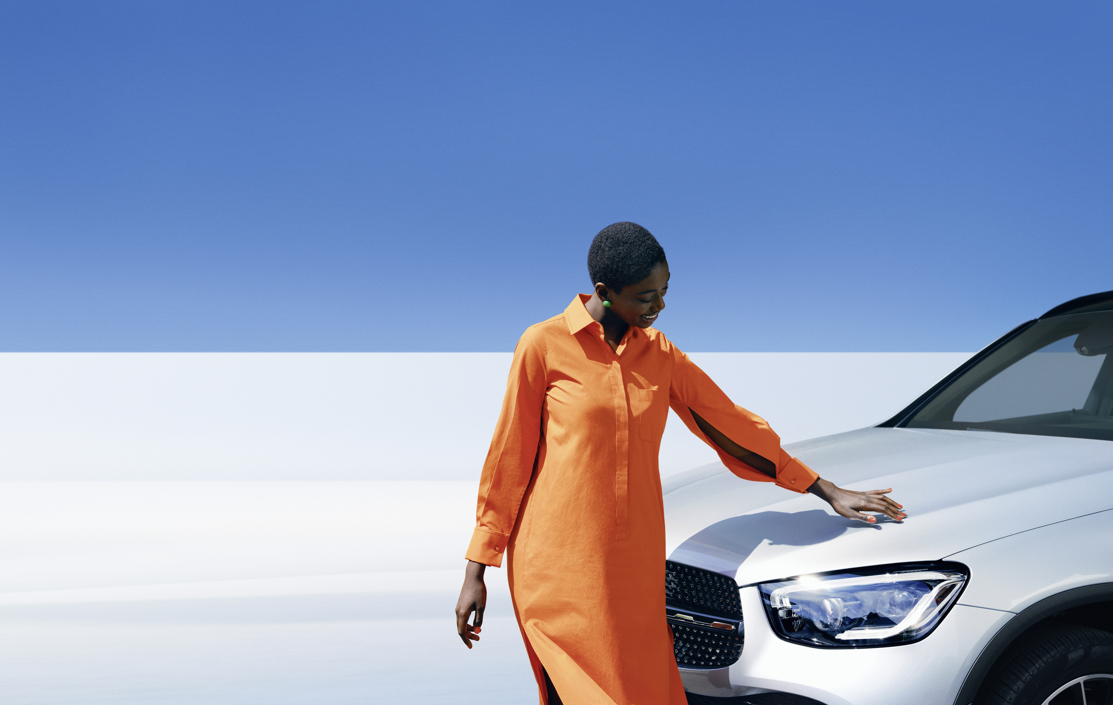 Mercedes-Benz | ผลิตภัณฑ์ดูแลรักษาของแท้ ผู้หญิงคนหนึ่งกำลังตรวจสอบรถยนต์ Mercedes-Benz ของเธอ