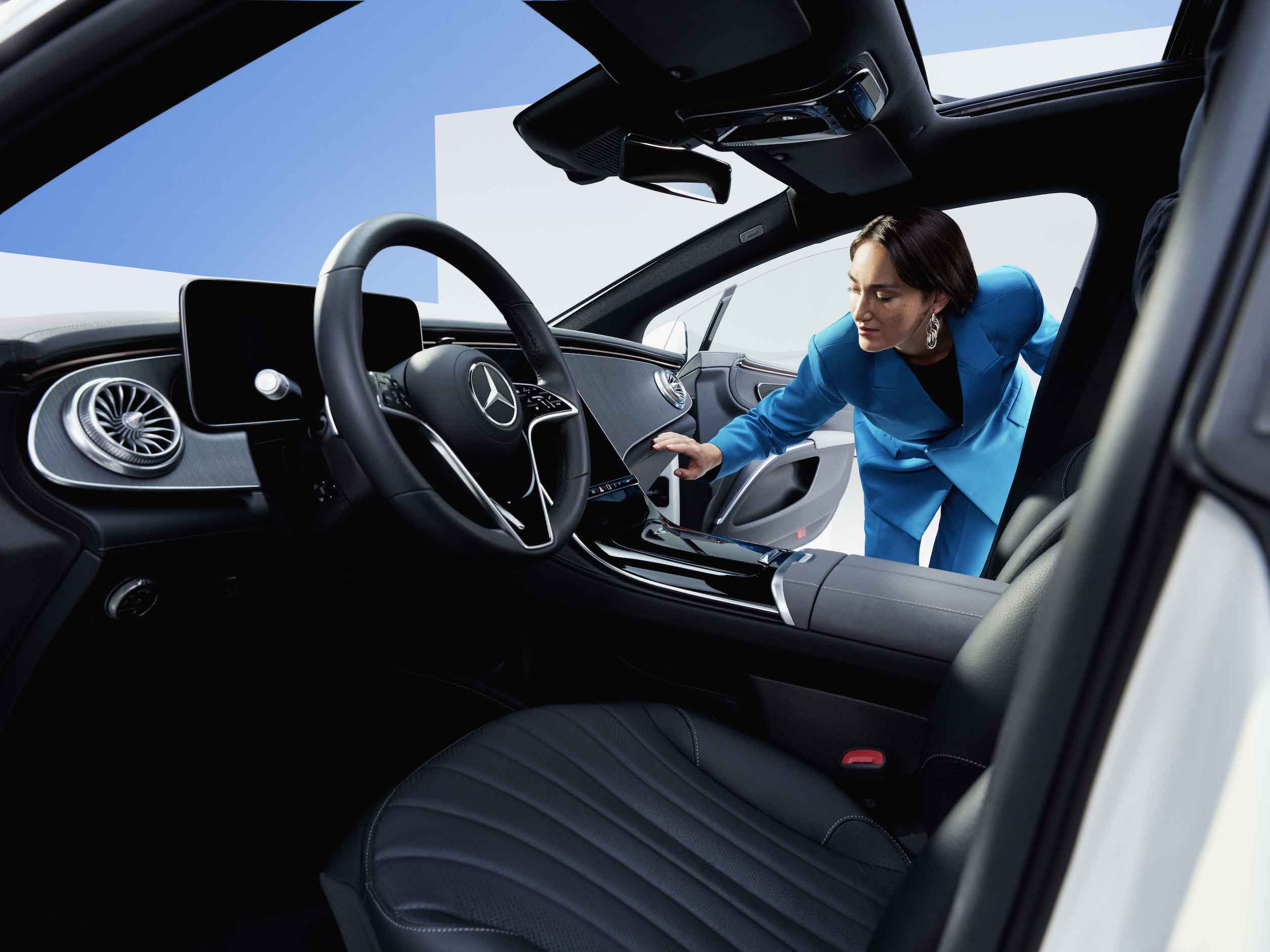 บรรยากาศที่ทำให้รู้สึกดี | ผลิตภัณฑ์ดูแลรักษาของแท้ | เมอร์เซเดส-เบนซ์ ผู้หญิงคนหนึ่งกำลังตรวจสอบพื้นที่ภายในห้องโดยสารของ Mercedes-Benz ที่สะอาด