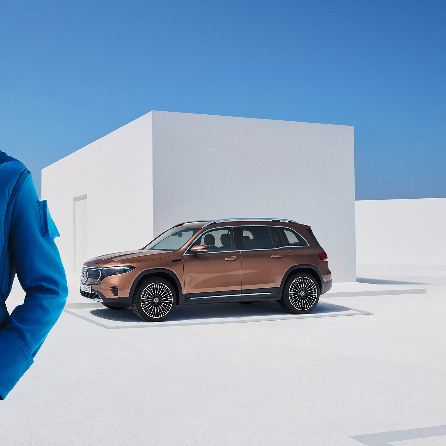 ผู้ชายคนหนึ่งใช้ Digital Extras เชื่อมต่อสมาร์ทโฟนเข้ากับรถยนต์ Mercedes-Benz ของตนเอง
