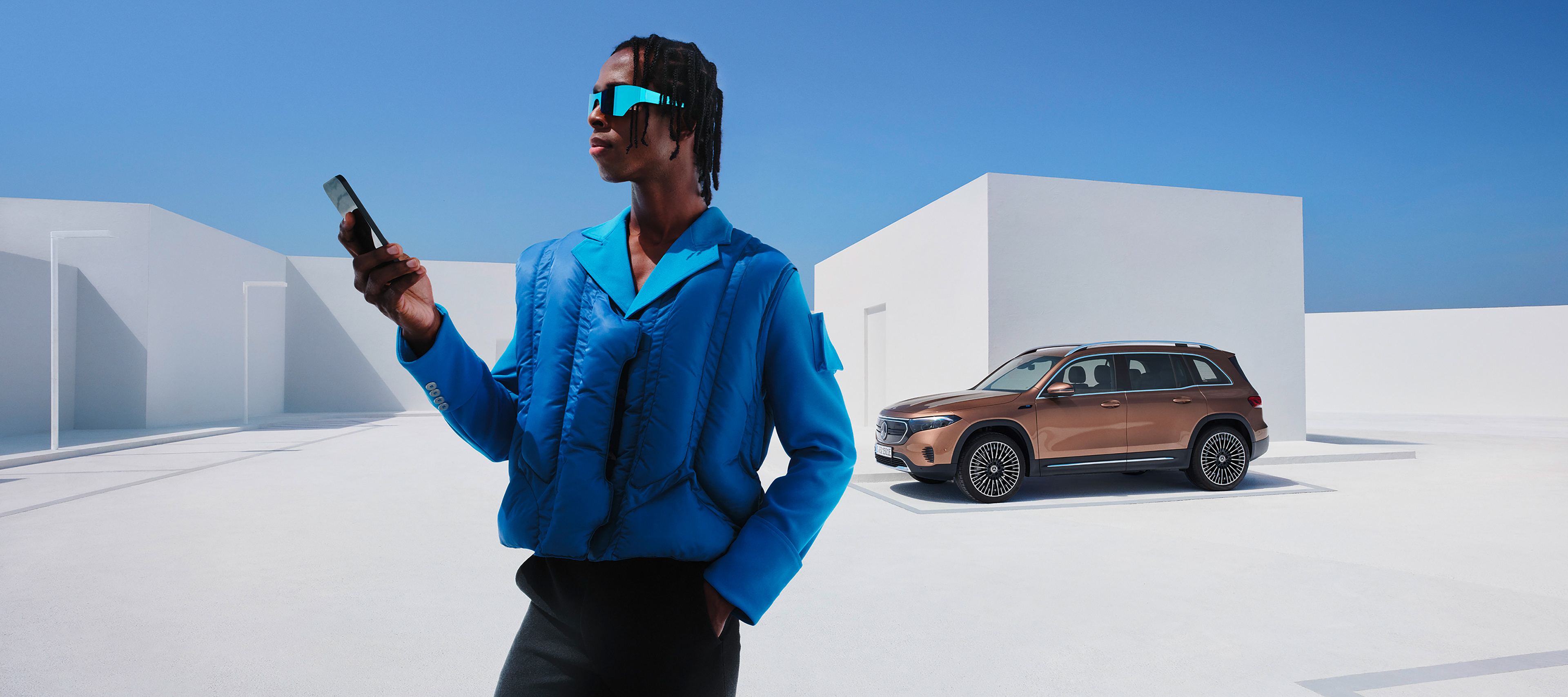 แอป Mercedes me | Mercedes me ผู้ชายคนหนึ่งใช้ Digital Extras เชื่อมต่อสมาร์ทโฟนเข้ากับรถยนต์ Mercedes-Benz ของตนเอง